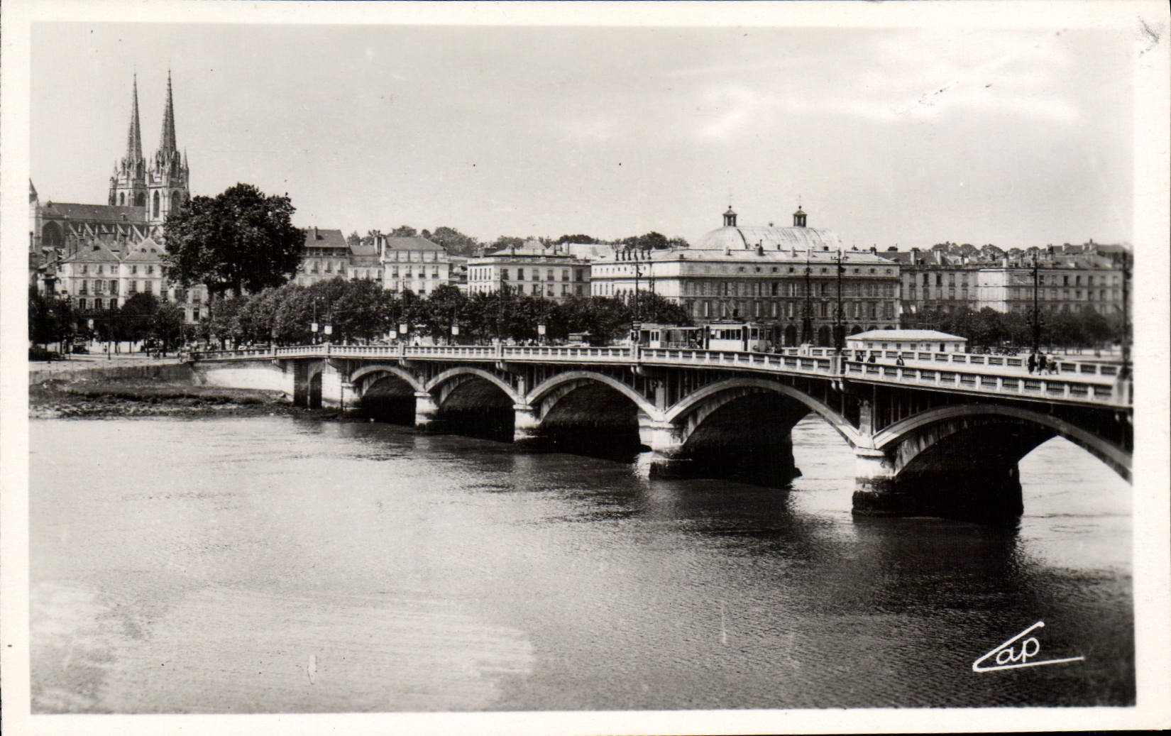 CPA Bayonne vue sur le Pont St Esprit et l'Hotel de Ville 