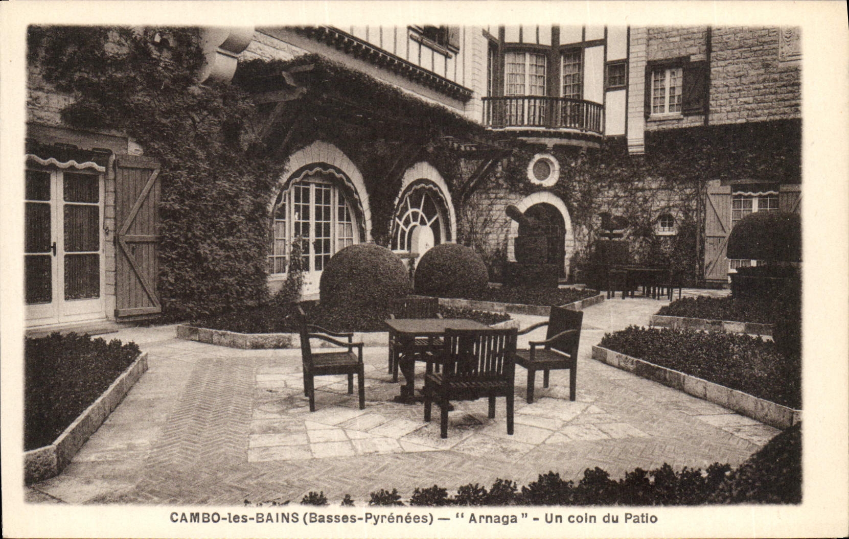 CPA Cambo les Bains Basses Pyrenees Arnaga Un Coin du Patio