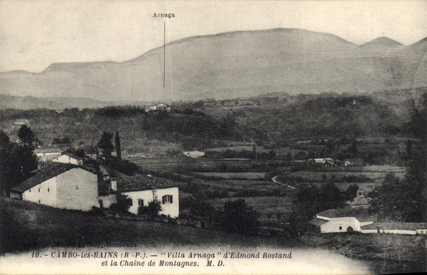 CPA Cambo les Bains B P Villa Arnaga d'Edmond Rostand et le Chaine de Montagnes 