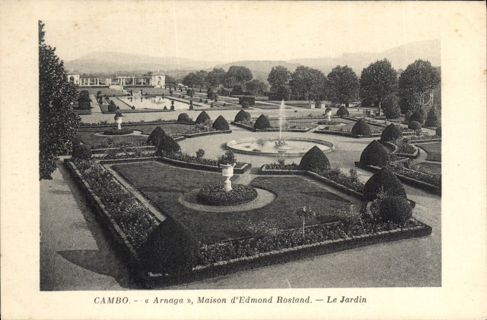 CPA Cambo Arnaga Maison d'Edmond Rostand Le Jardin 