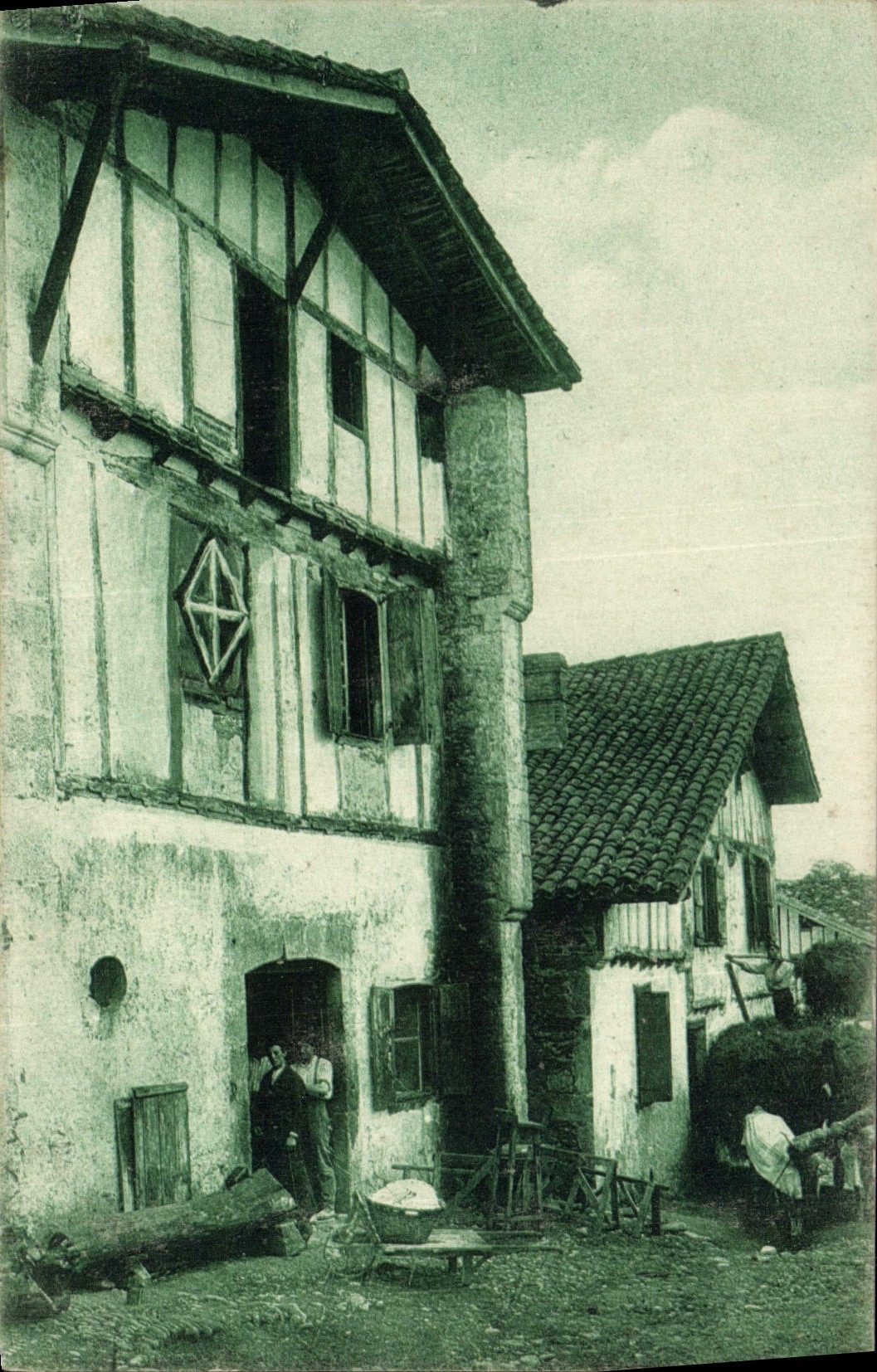 CPA Pays Basque Maisons Basques au Vieux Cambo 