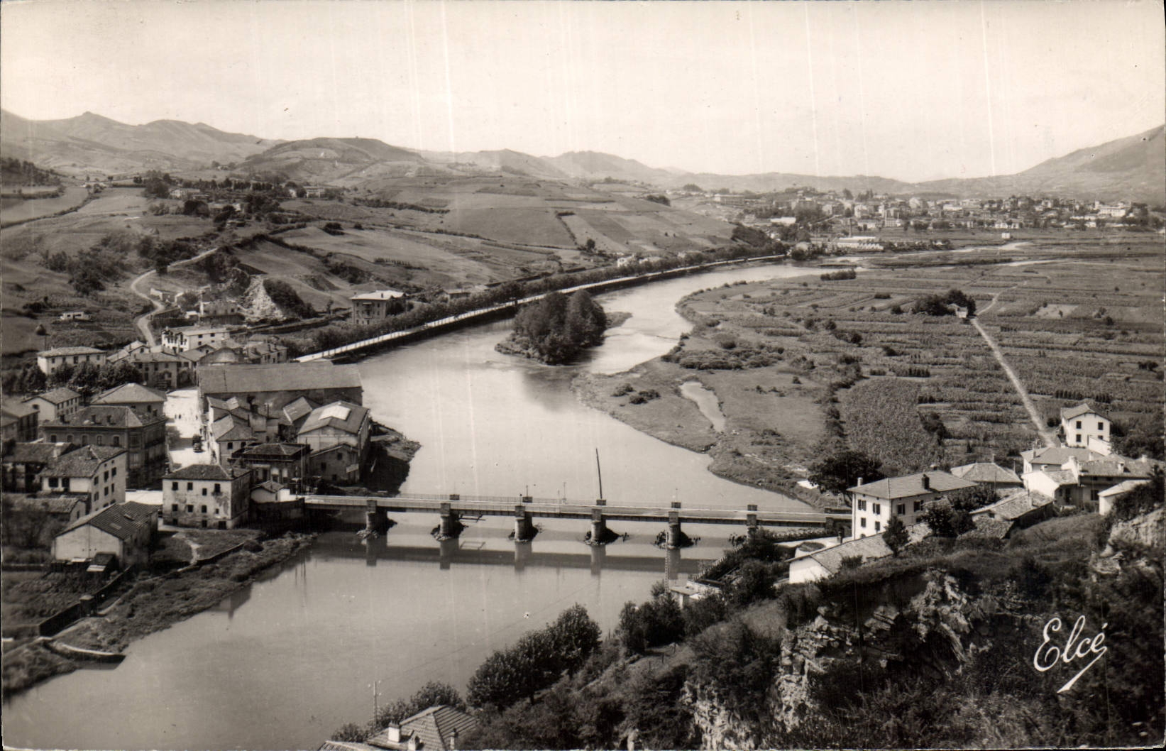 CPA Behobie Basses Pyrenees La Bidassoa le Pont International L'lle des Faisans et Behobia Espagne