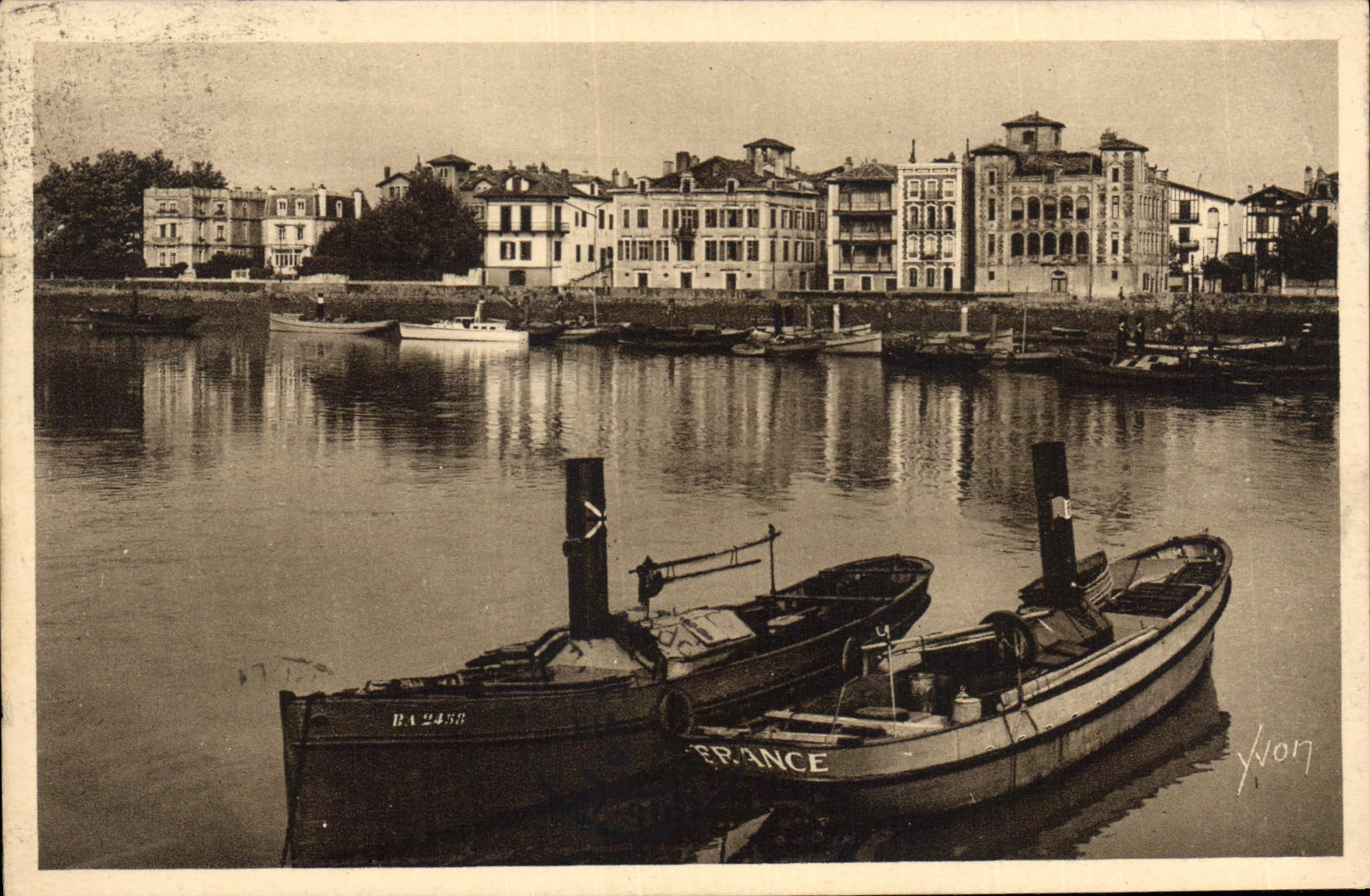 CPA Cote Basque St Jean de Luz Basses Pyrenees le Pont et Quai de l'Infante 