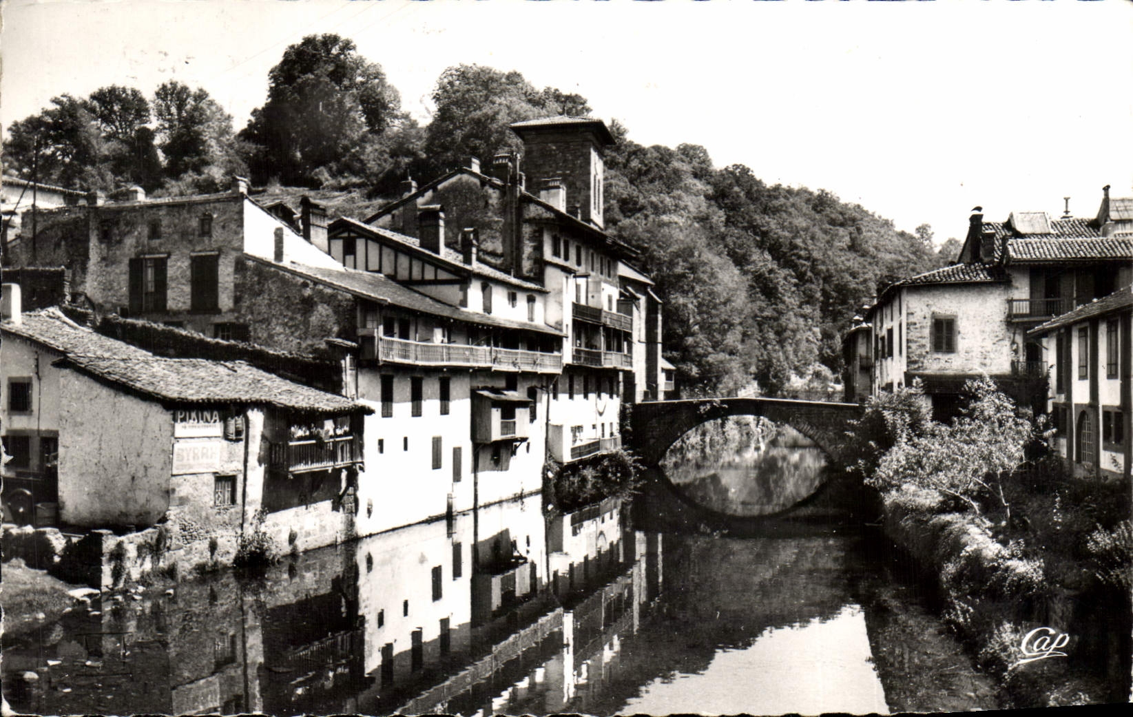 CPA St Jean Pied de Port Maisons Basques sur la Nive et le Pont d'Espagne