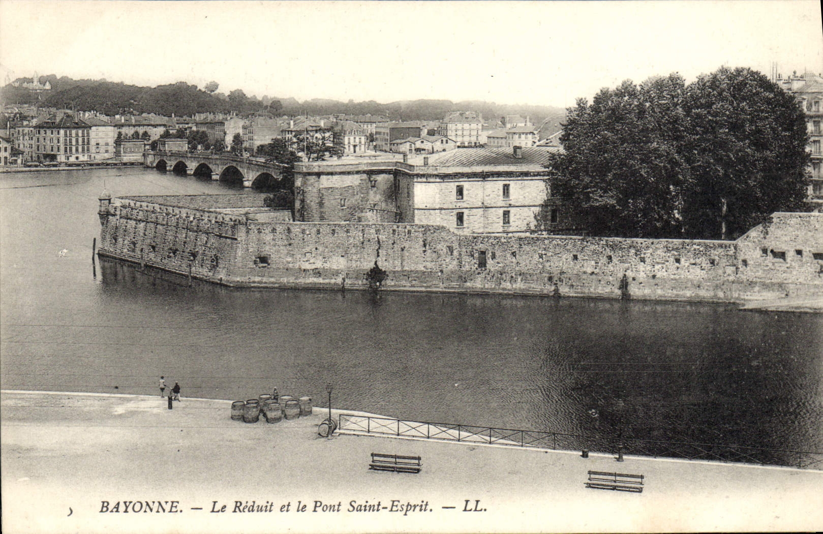 CPA Bayonne Le Reduit et le Pont Saint Esprit