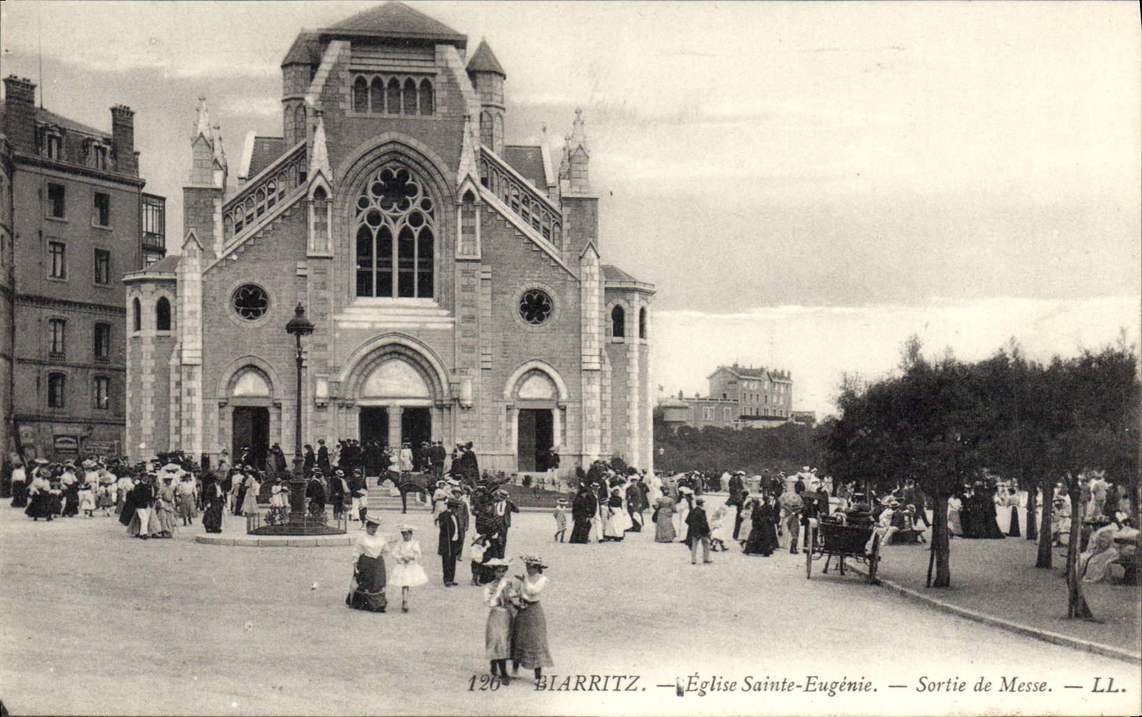 CPA Biarritz Eglise Saint Eugenie Sortie de Messe 