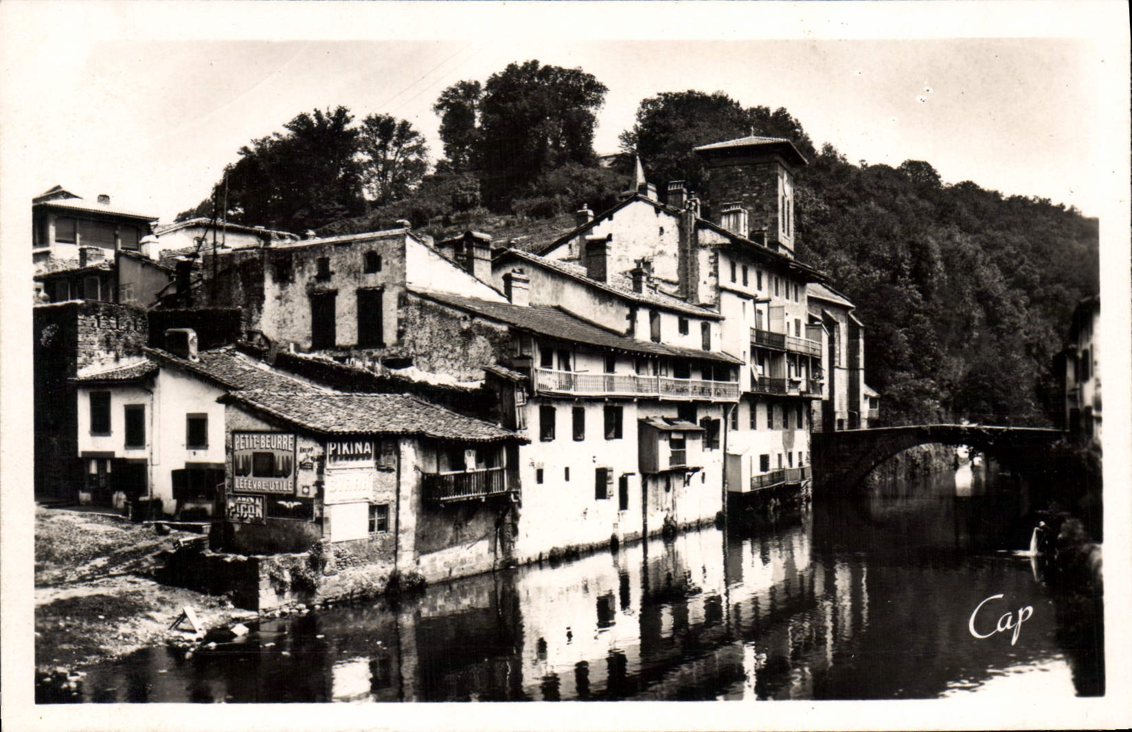 CPA St Jean Pied de Port Vieilles maison sur la Nive et le Pont d'Espagne 