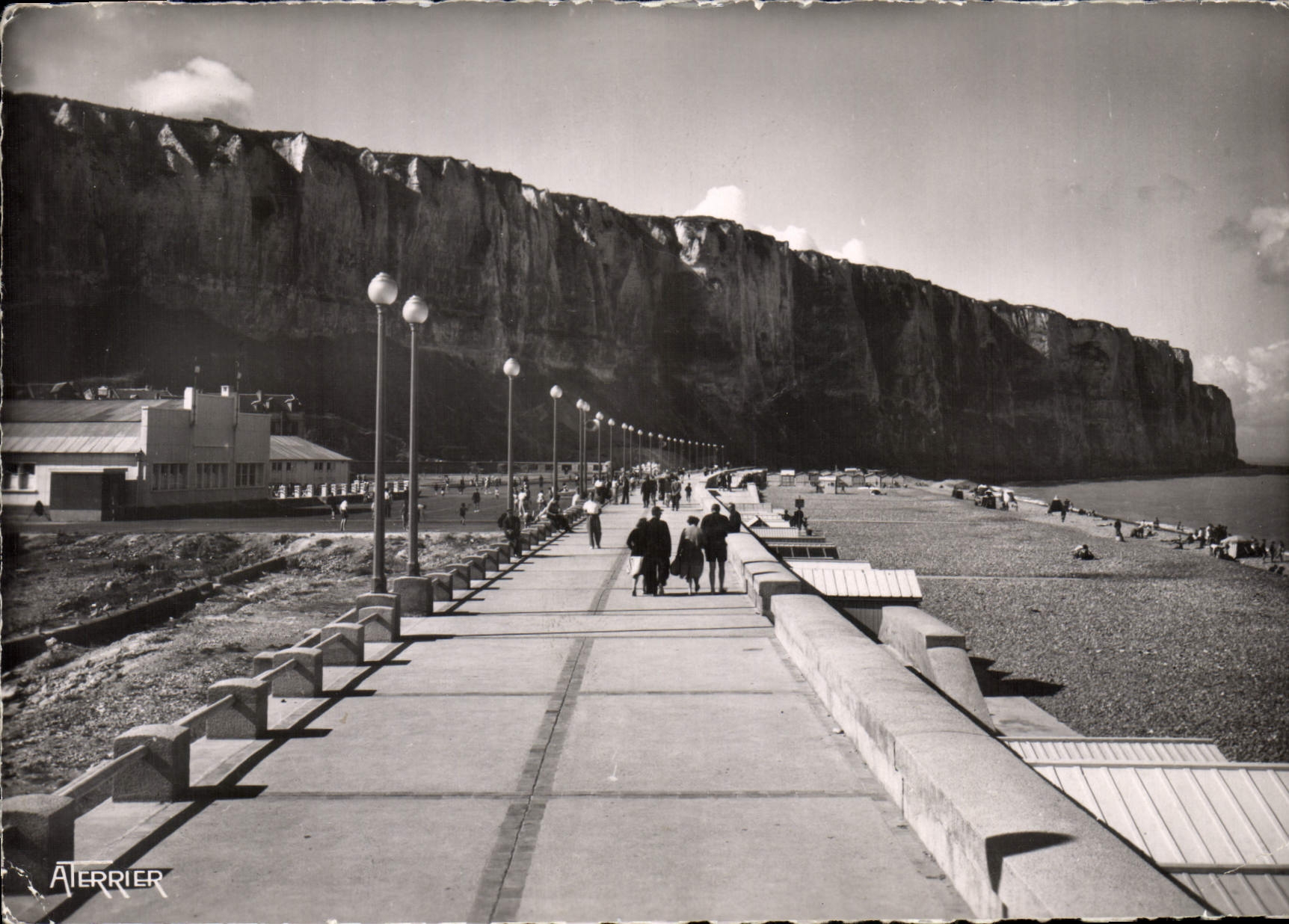 CPSM LE TREPORT la digue et les falaises