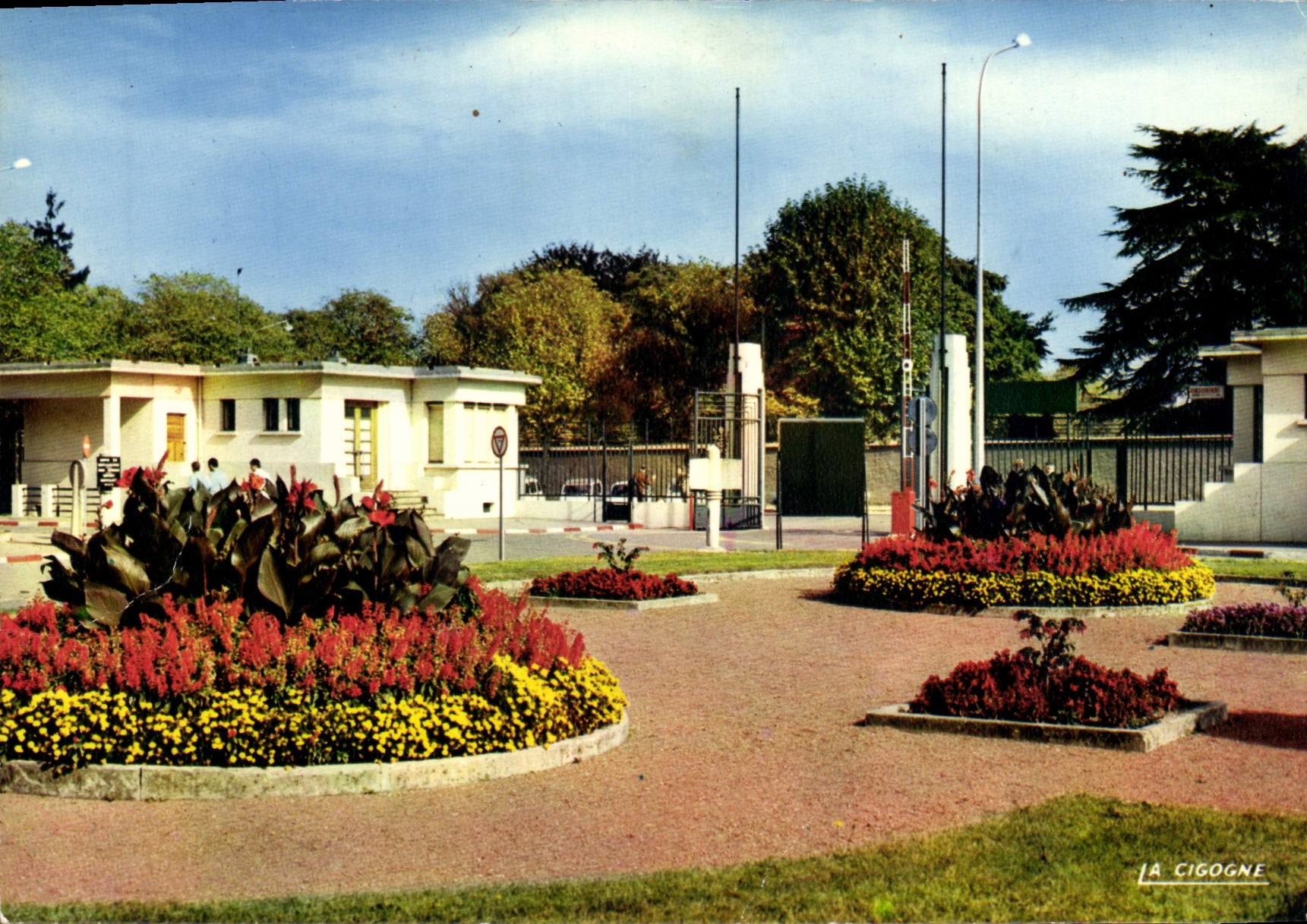 CPSM LYON hôpital militaire Desgenettes entrée et jardin