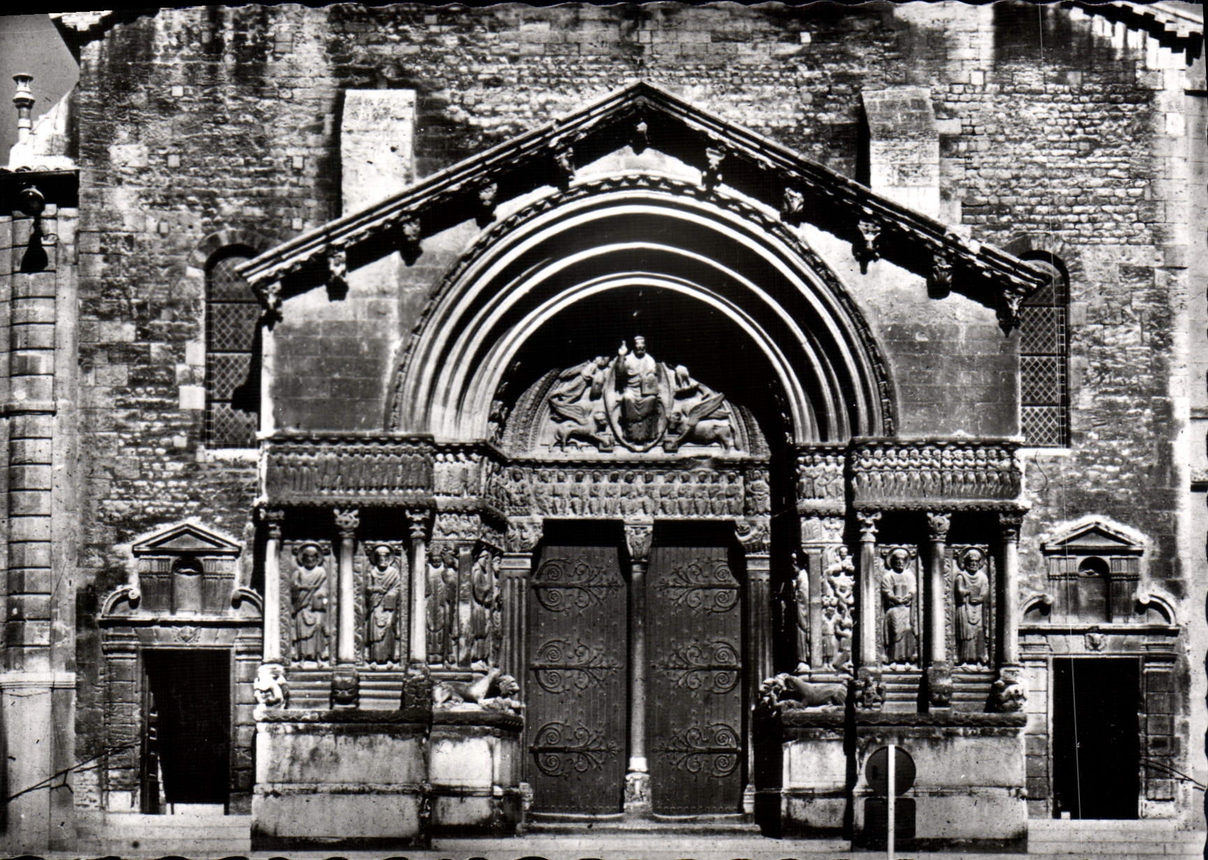 CPSM ARLES sur RHONE façade de l'église Saint Trophime