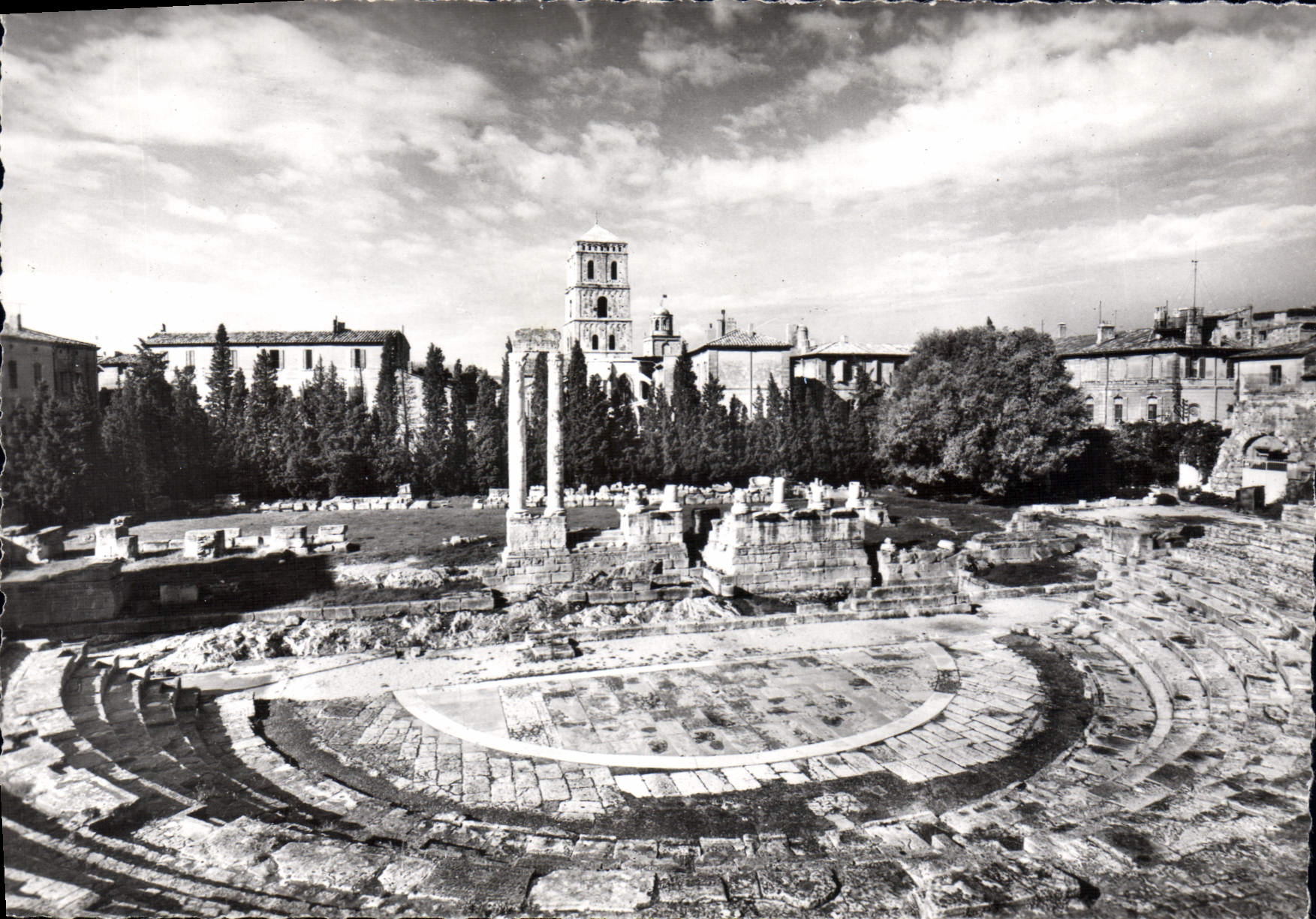 CPSM ARLES sur RHONE les ruines du théâtre antique