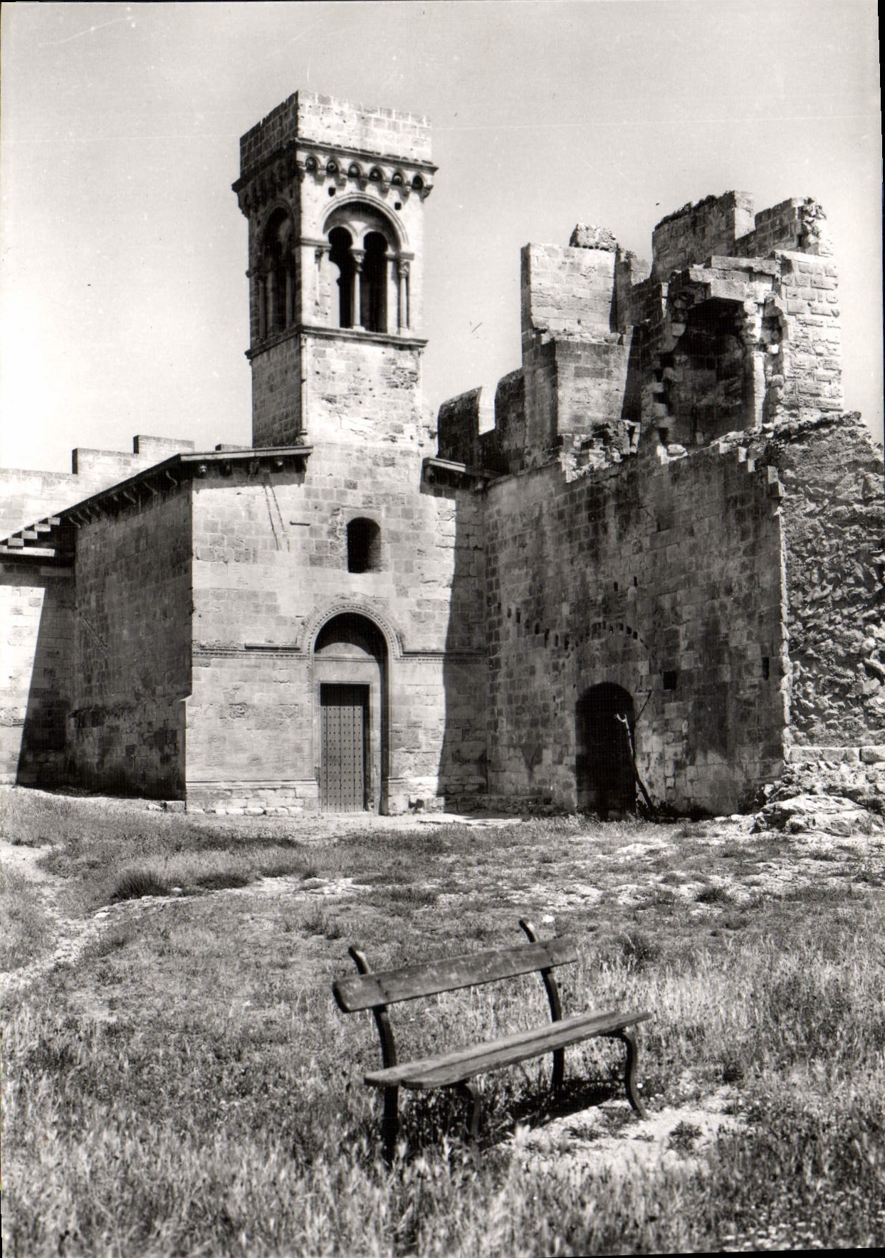 CPSM BEAUCAIRE le château et la chapelle Saint Louis