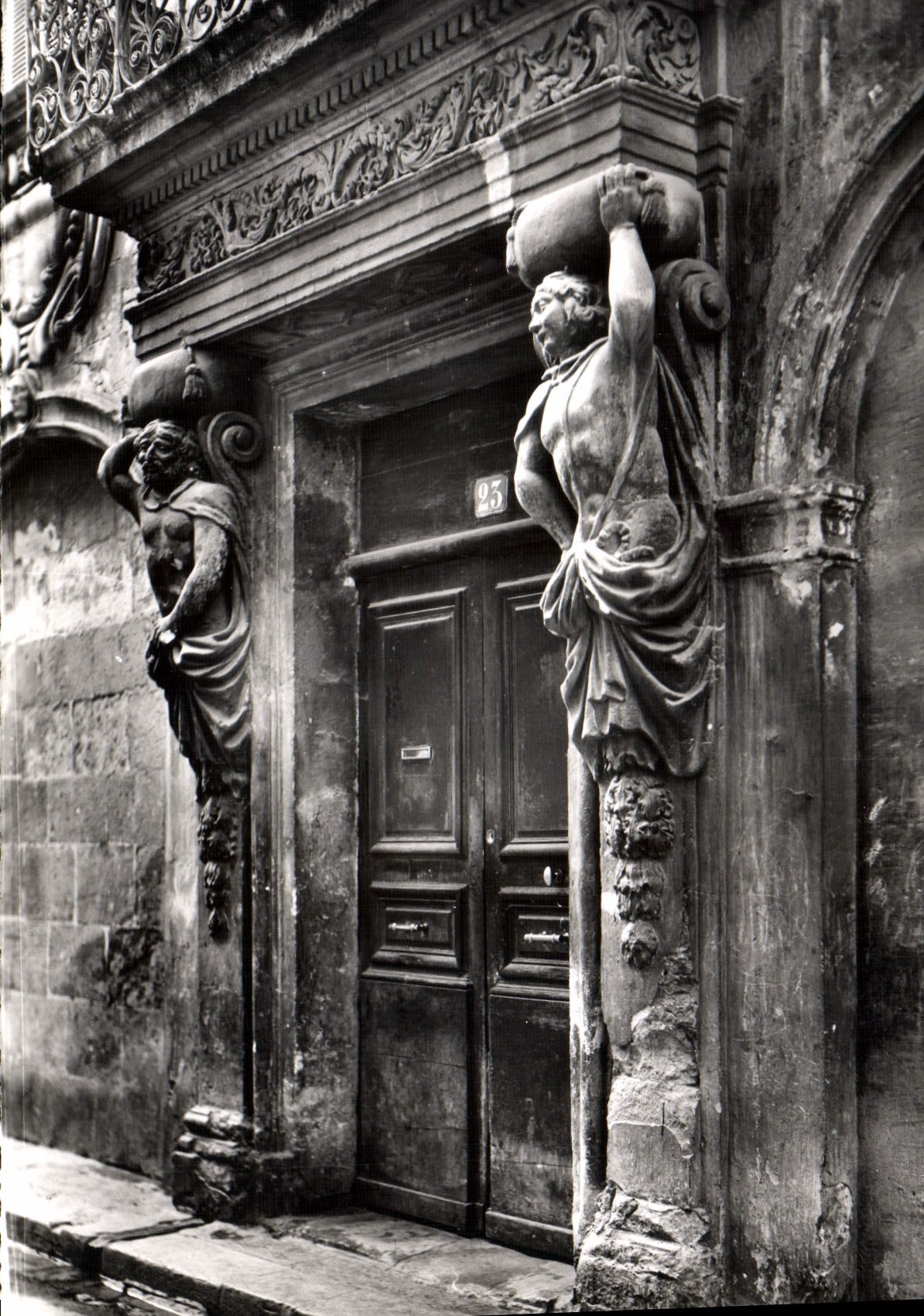 CPSM BEAUCAIRE porte des Cariatides ancien hôtel des Poralets