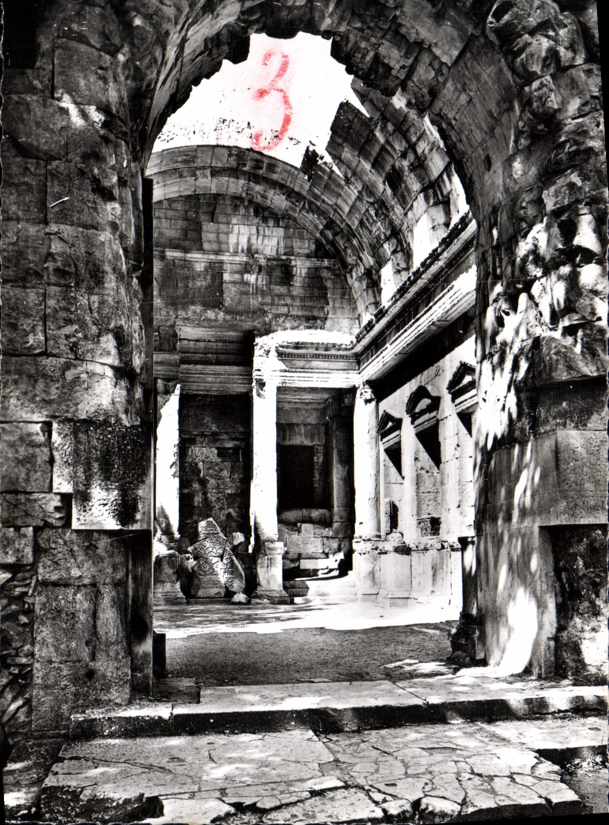 CPSM NIMES jardins de la fontaine temple de Diane