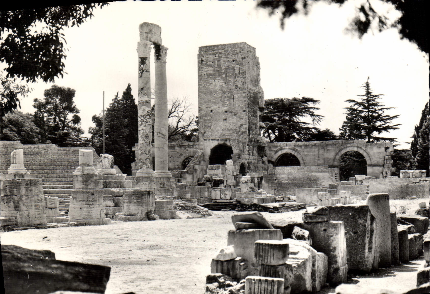 CPM Arles Sur Rhone Les Ruines Du Theatre Antique