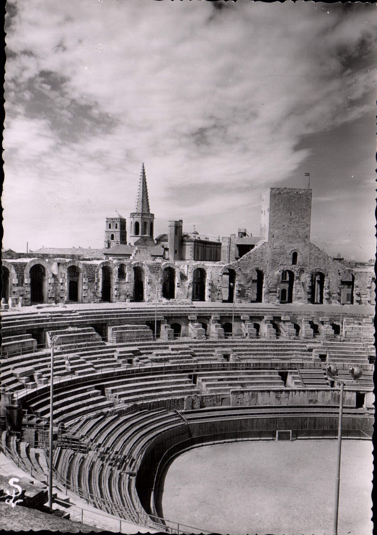 CPM Arles Vue D'Une Partie Interieure Des Arenes