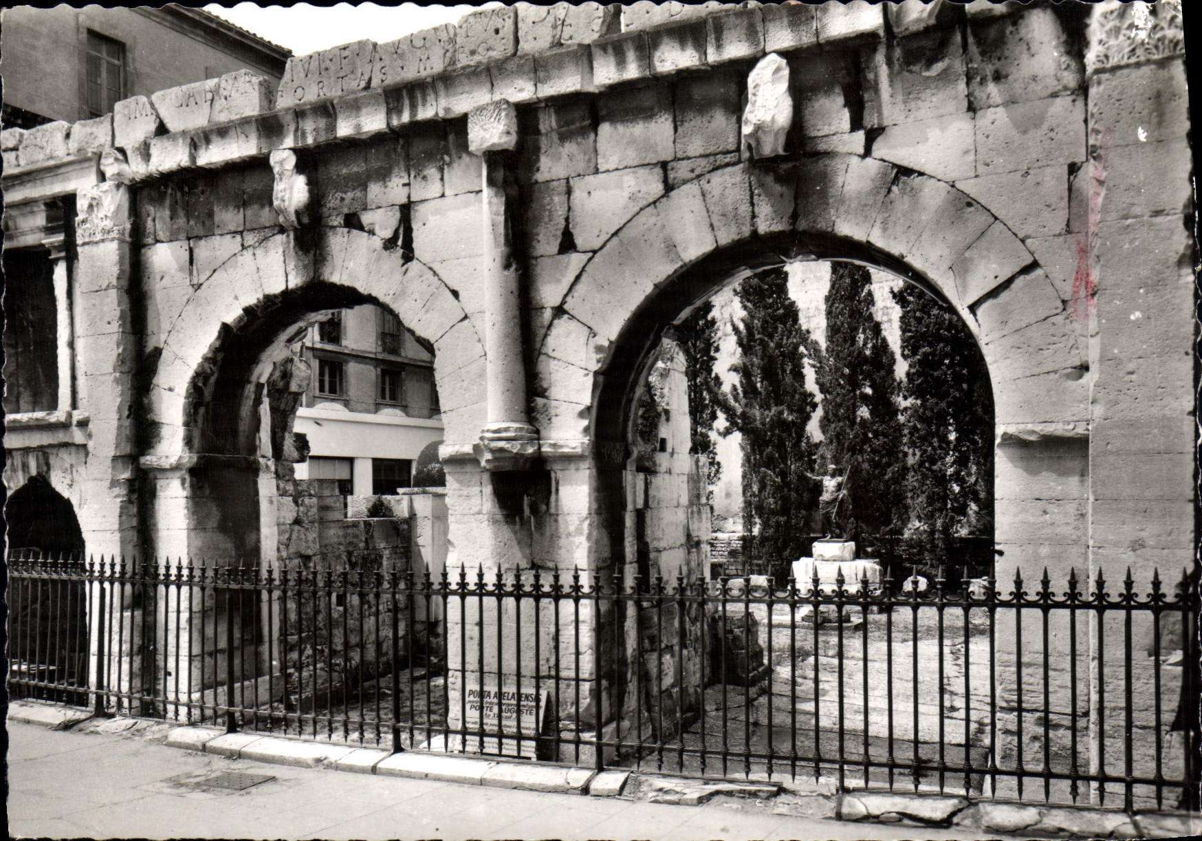 CPM Nimes Porte D'Auguste