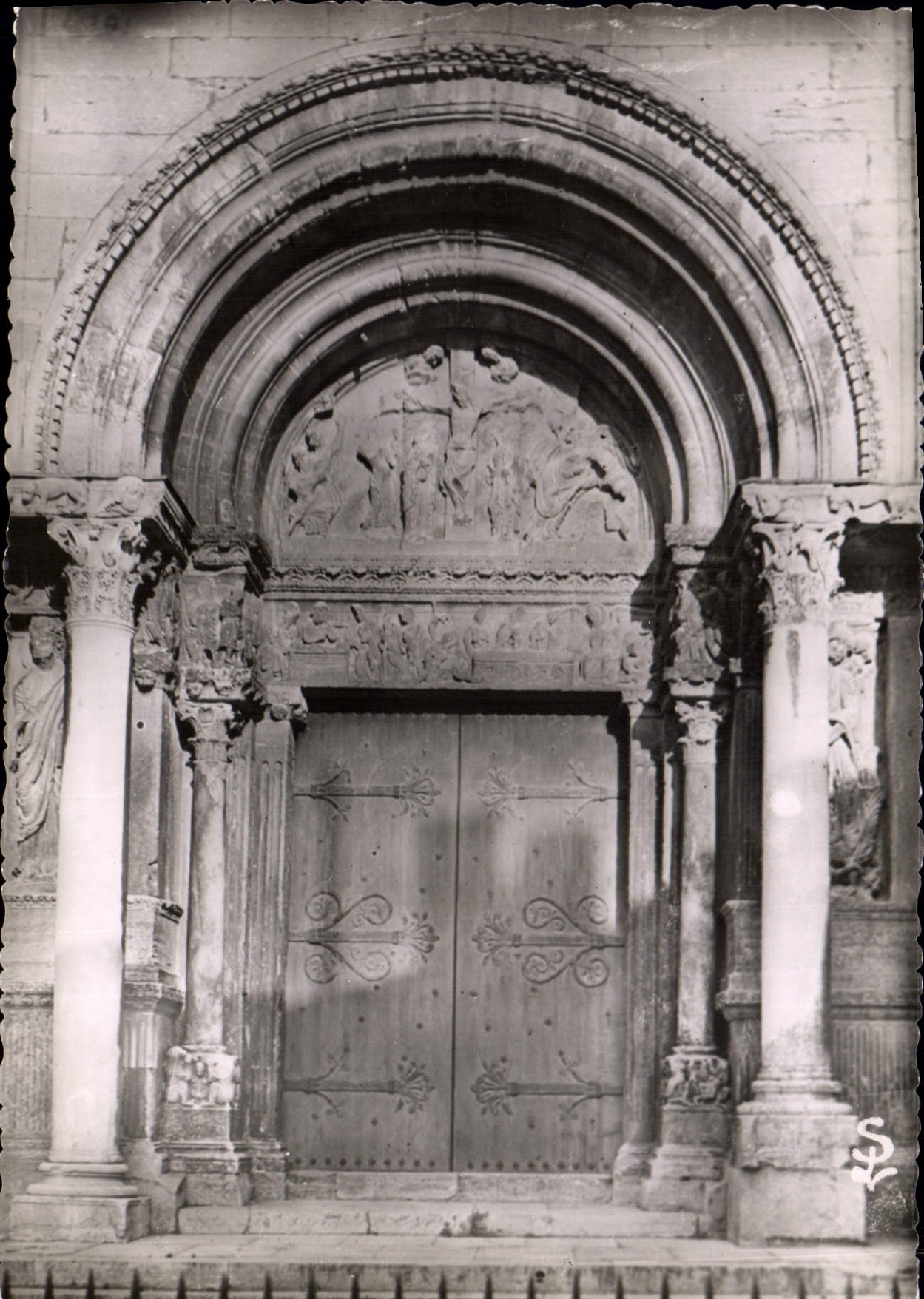 CPM Saint Gilles Details Des Bas Reliefs