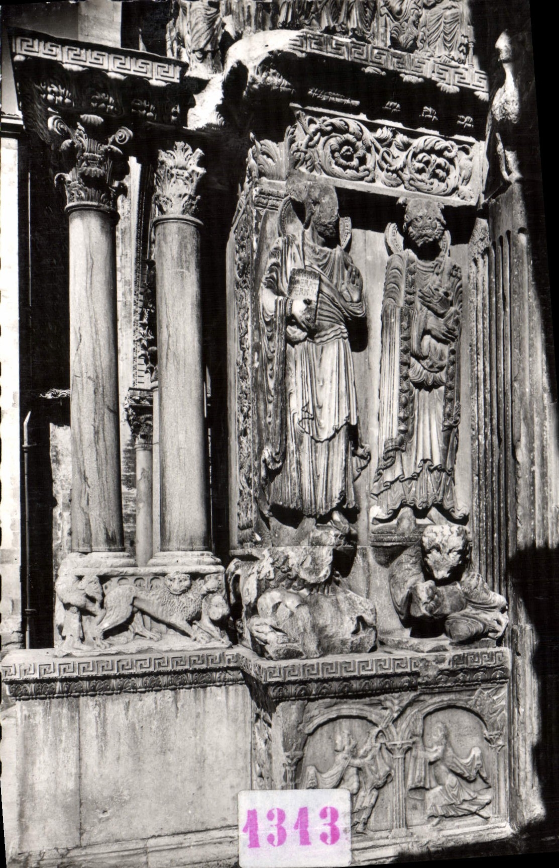 CPM Saint Gilles Du Gard Bas Reliefs De I'Eglise