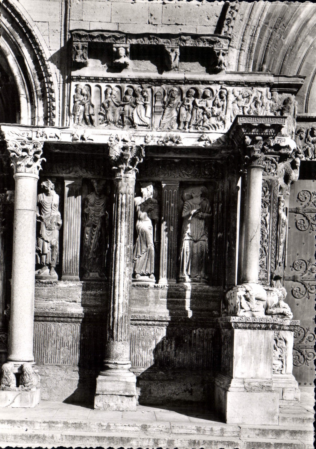 CPM Saint Gilles Bas Reliefs De I'Eglise Abbatiale