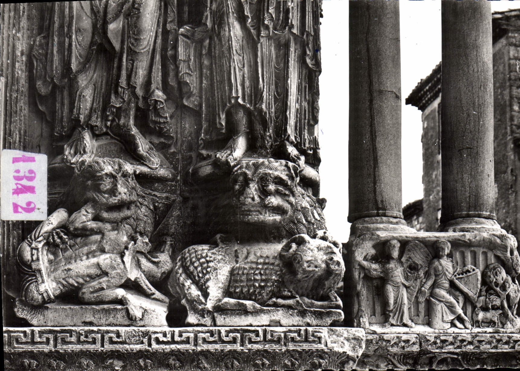 CPM Saint Gilles Du Gard Bas Reliefs De I'Eglise Abbatiale Lion Bélier