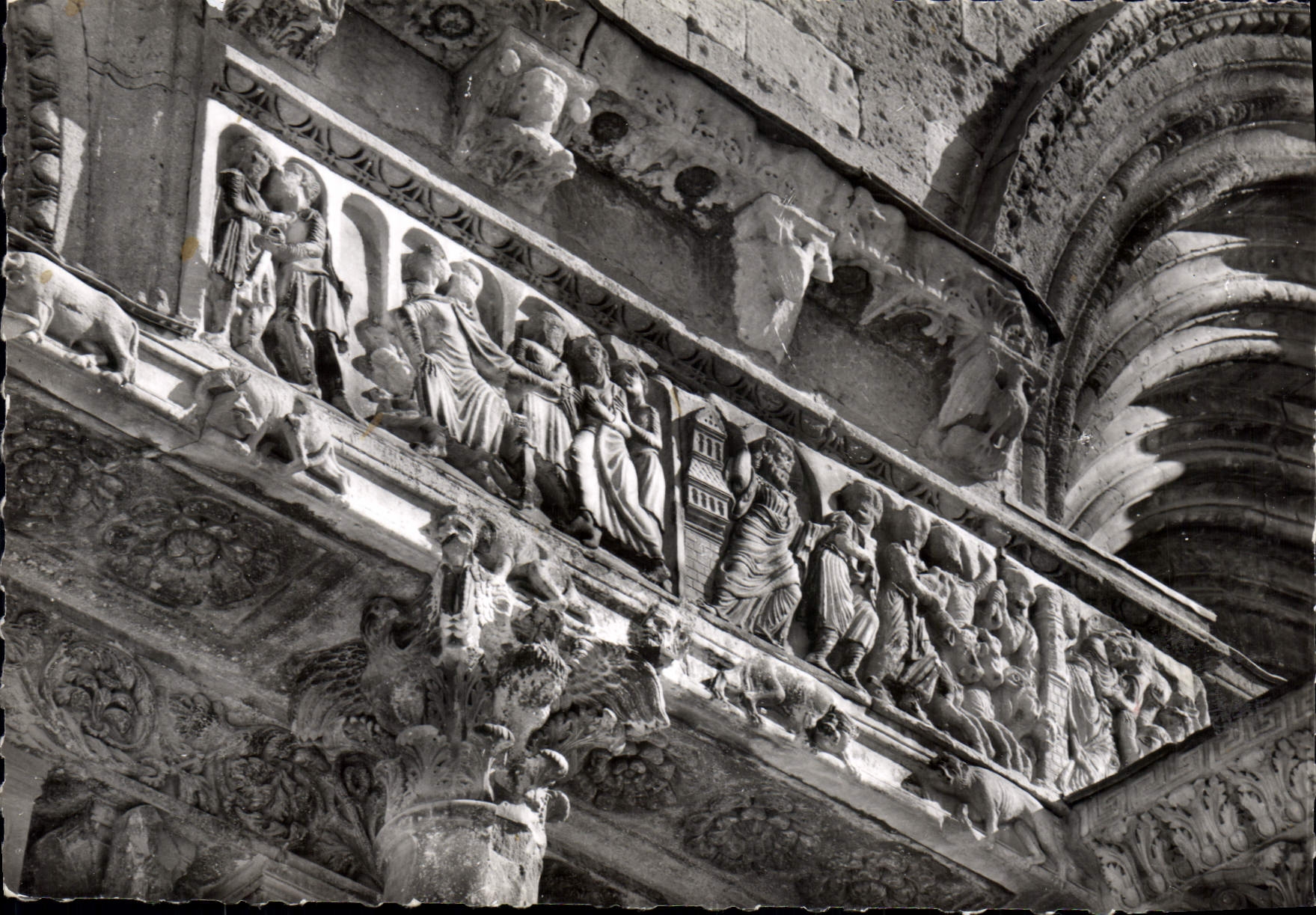 CPM Saint Gilles Bas Relief De La Facade De I'Eglise Romane