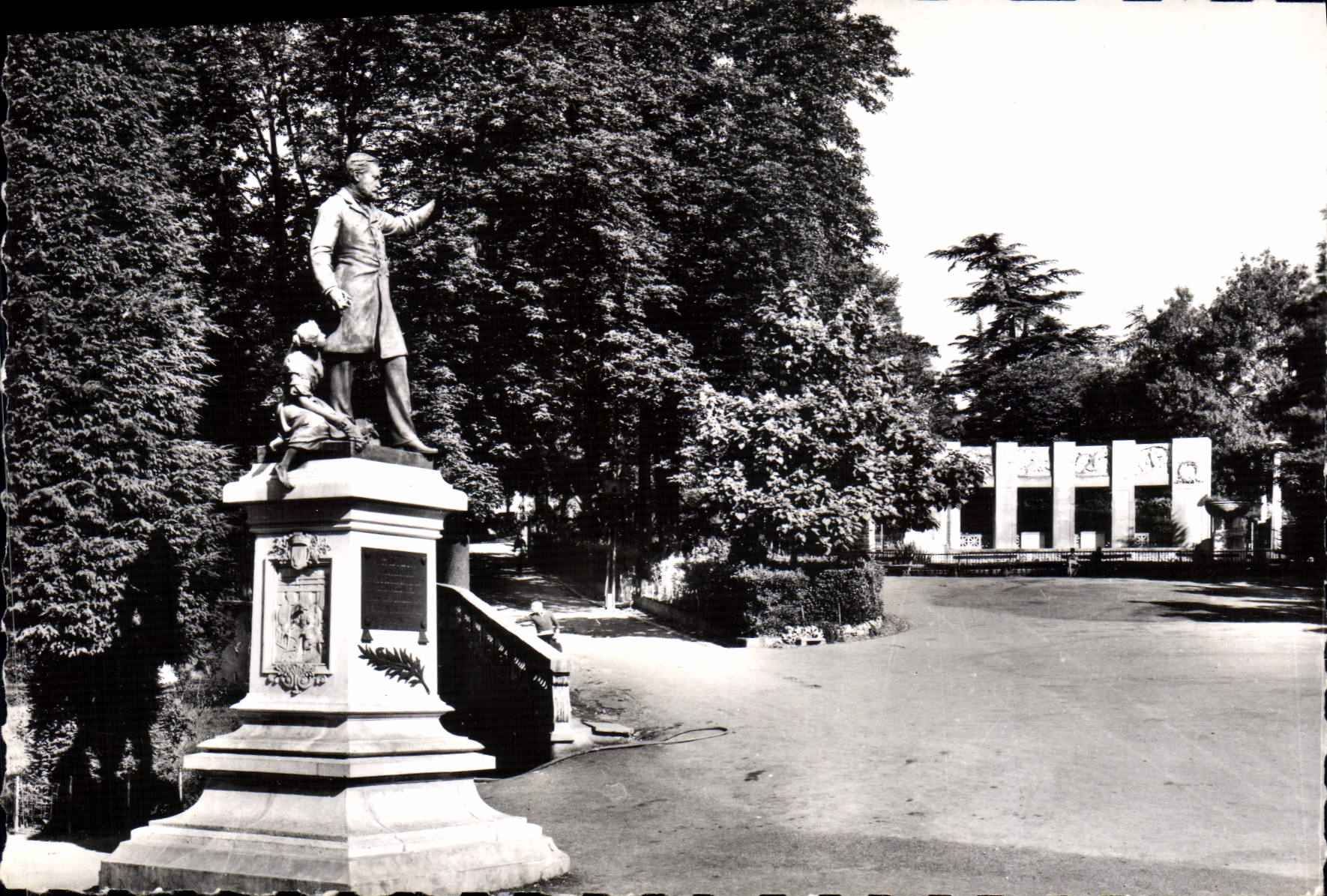 CPM Ales Statue De Pasteur Et Monument Aux Morts
