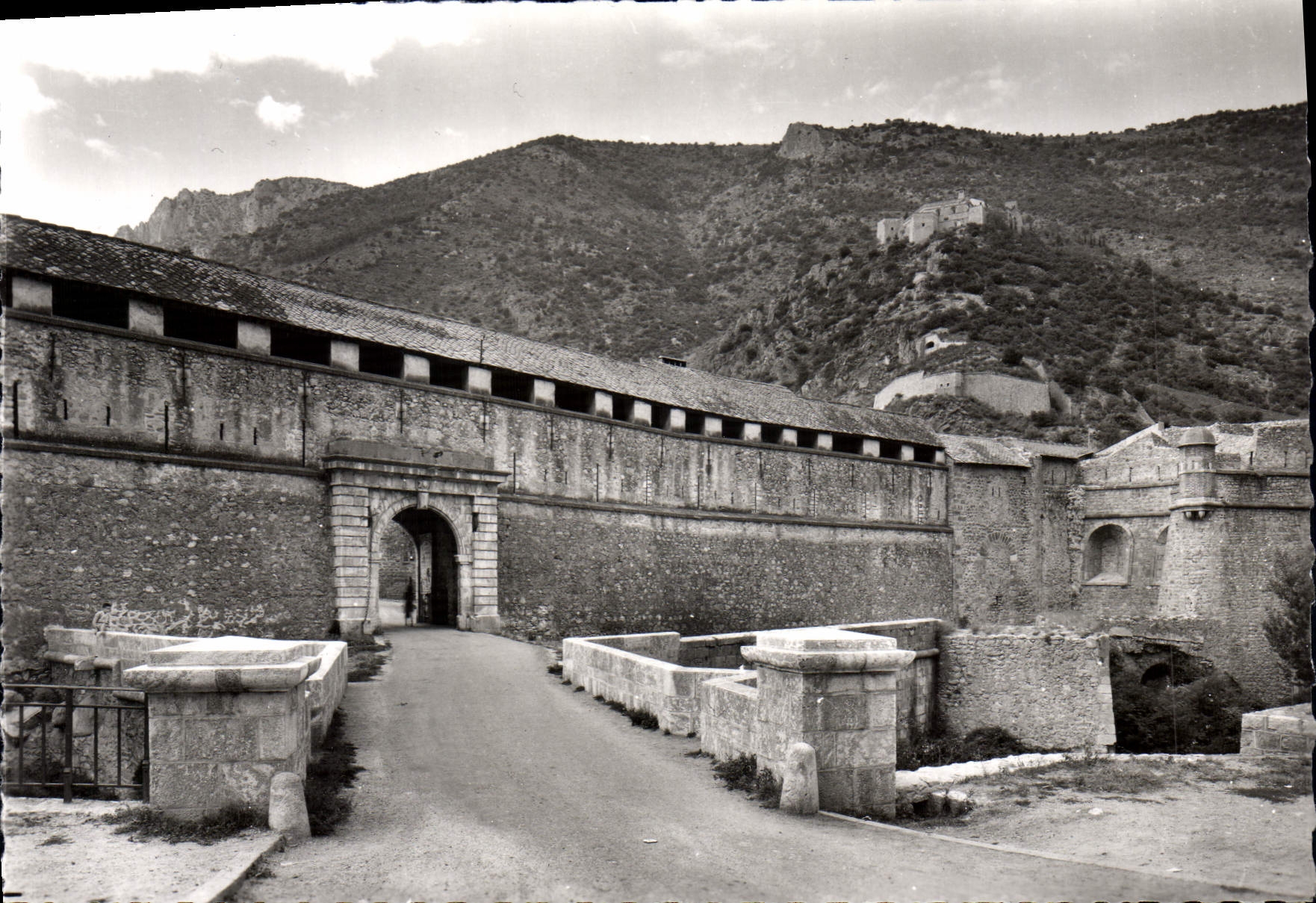CPM Villefranche De Conflent Vue Sur Les Remparts Et La Porte De France