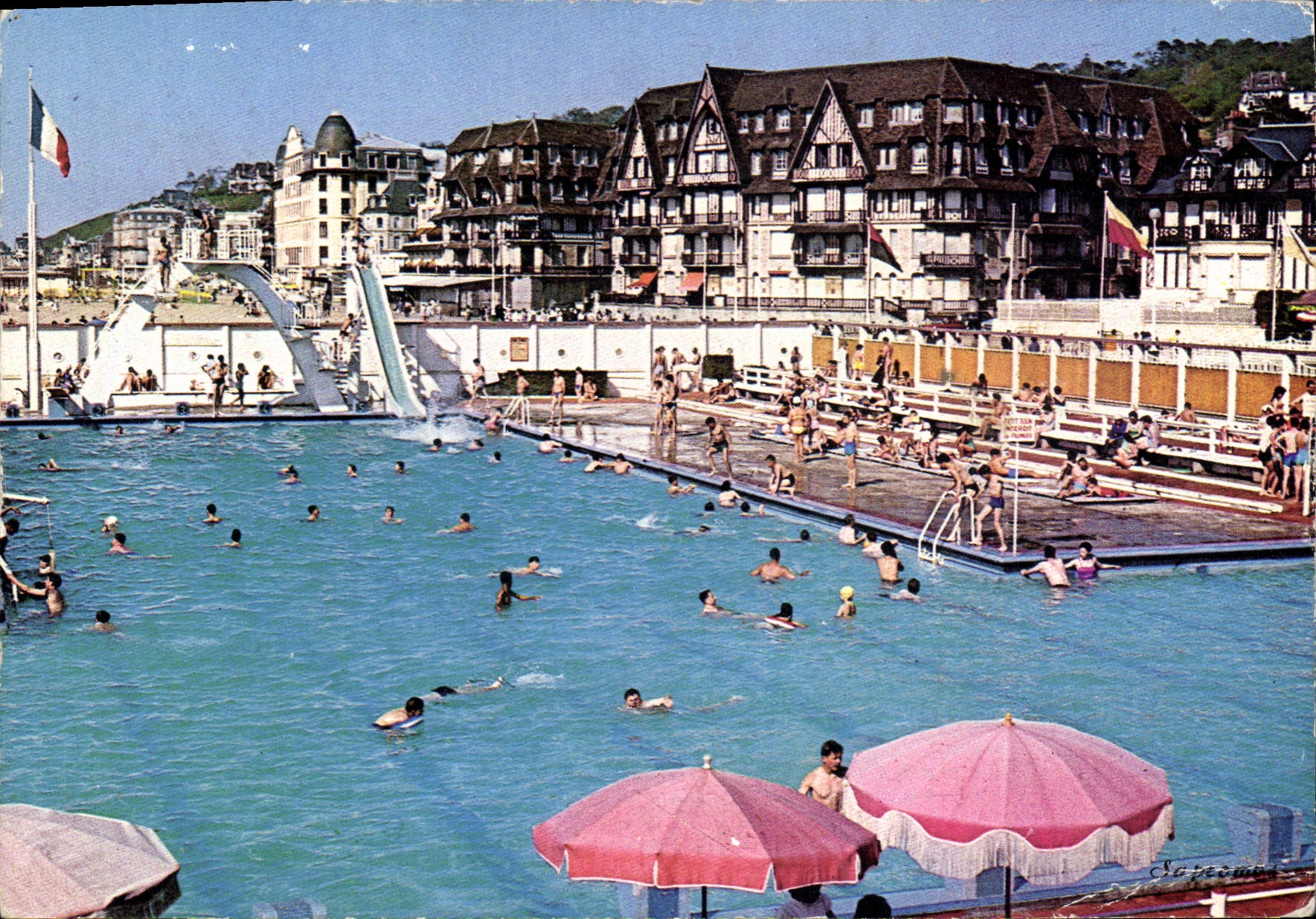 CPM Trouville La Piscine Et Les Hotels