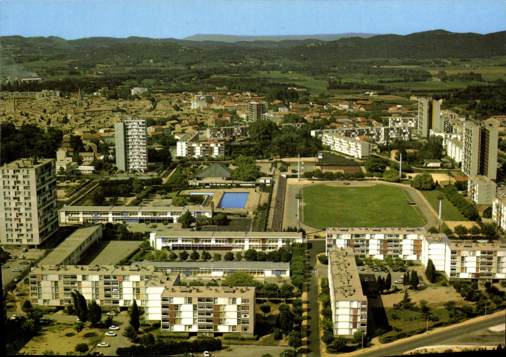 CPM Bagnols Sur Ceze Vue Aerienne De La Ville Et De I'Ensemble