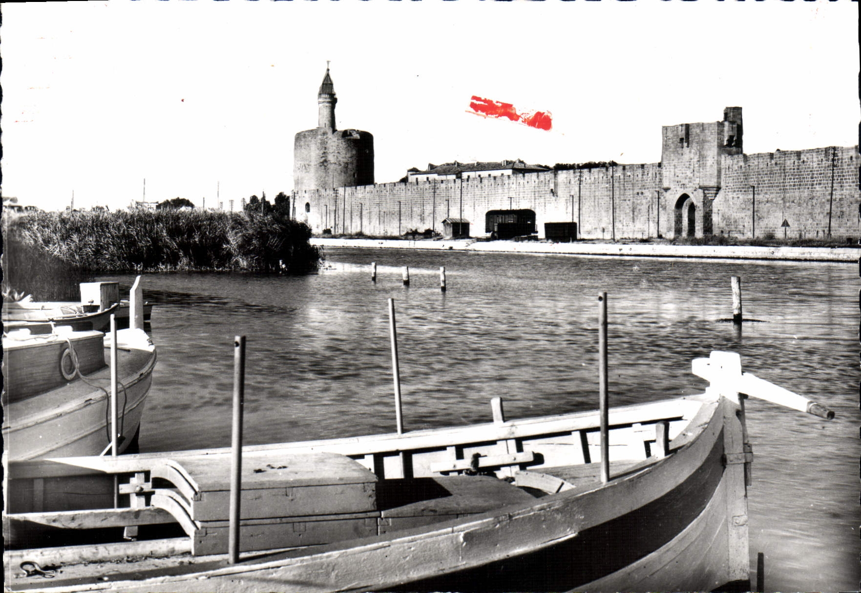 CPM Aigues Mortes Les Remparts Et La Tour De Constance