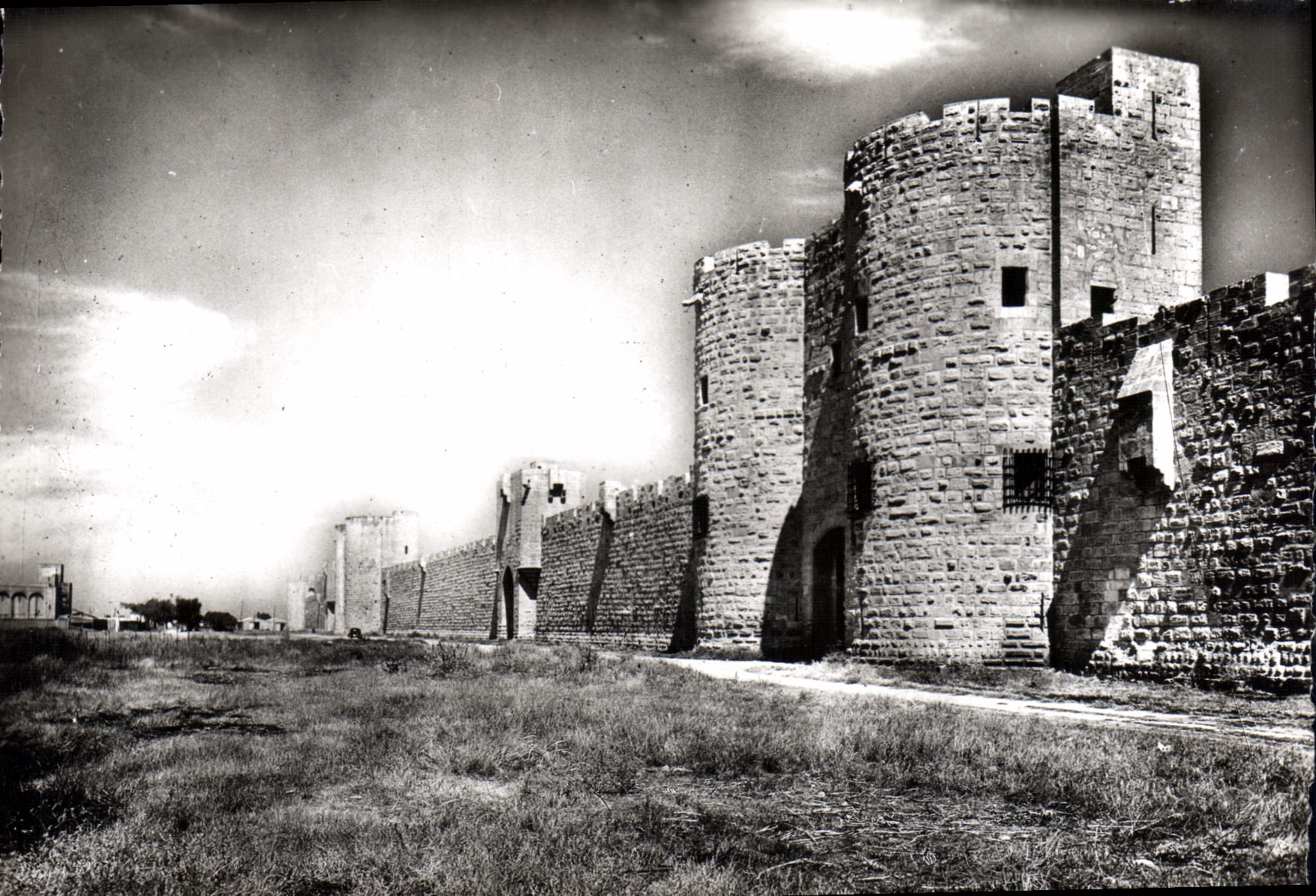 CPM Aigues Mortes La Porte Des Moulins Et Les Remparts