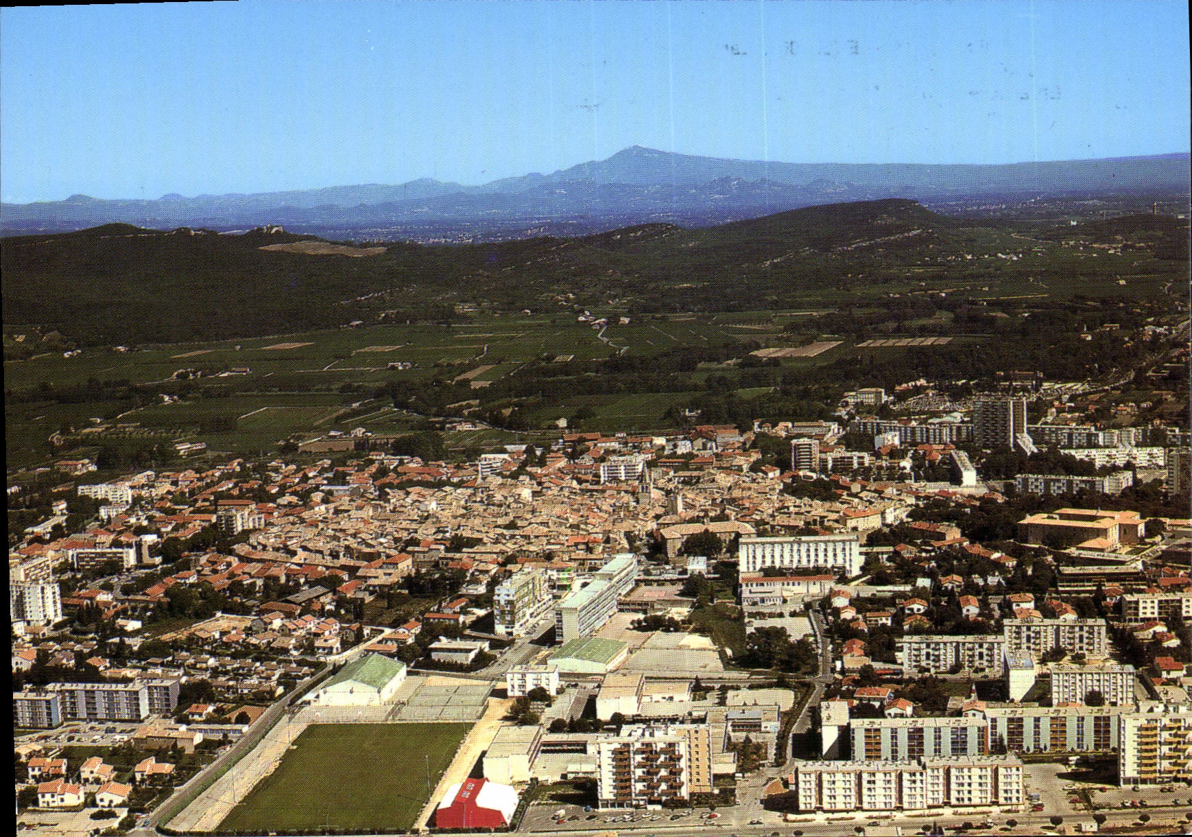 CPM Bagnols Sur Ceze Vue Aerienne En Arriere Plan Le Mont Ventoux