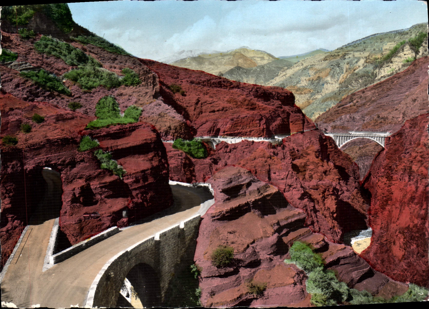 CPM Gorges De Daluis Le Passage d'un tunnel et la Pont du Saut