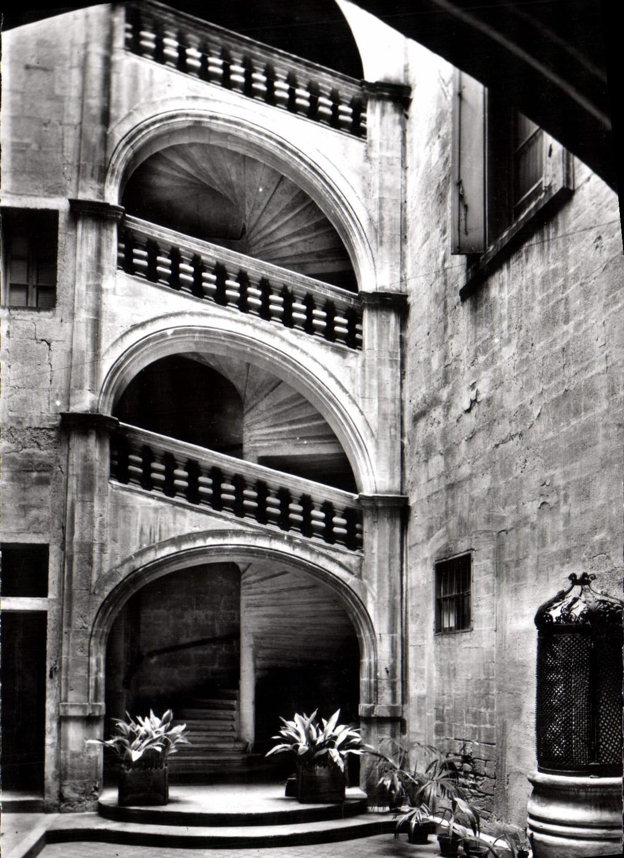CPM Montpellier Escalier et Grille du Puits de l'Hotel de Mirmand