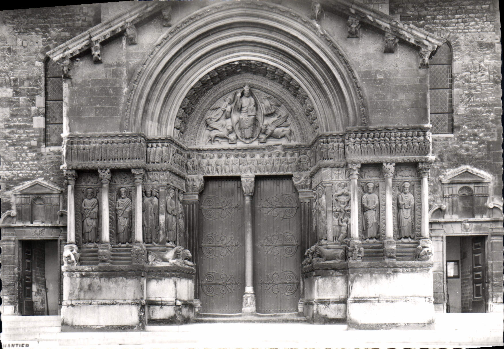 CPM Arles Sur Rhone Portail de l'Eglise St Trophime