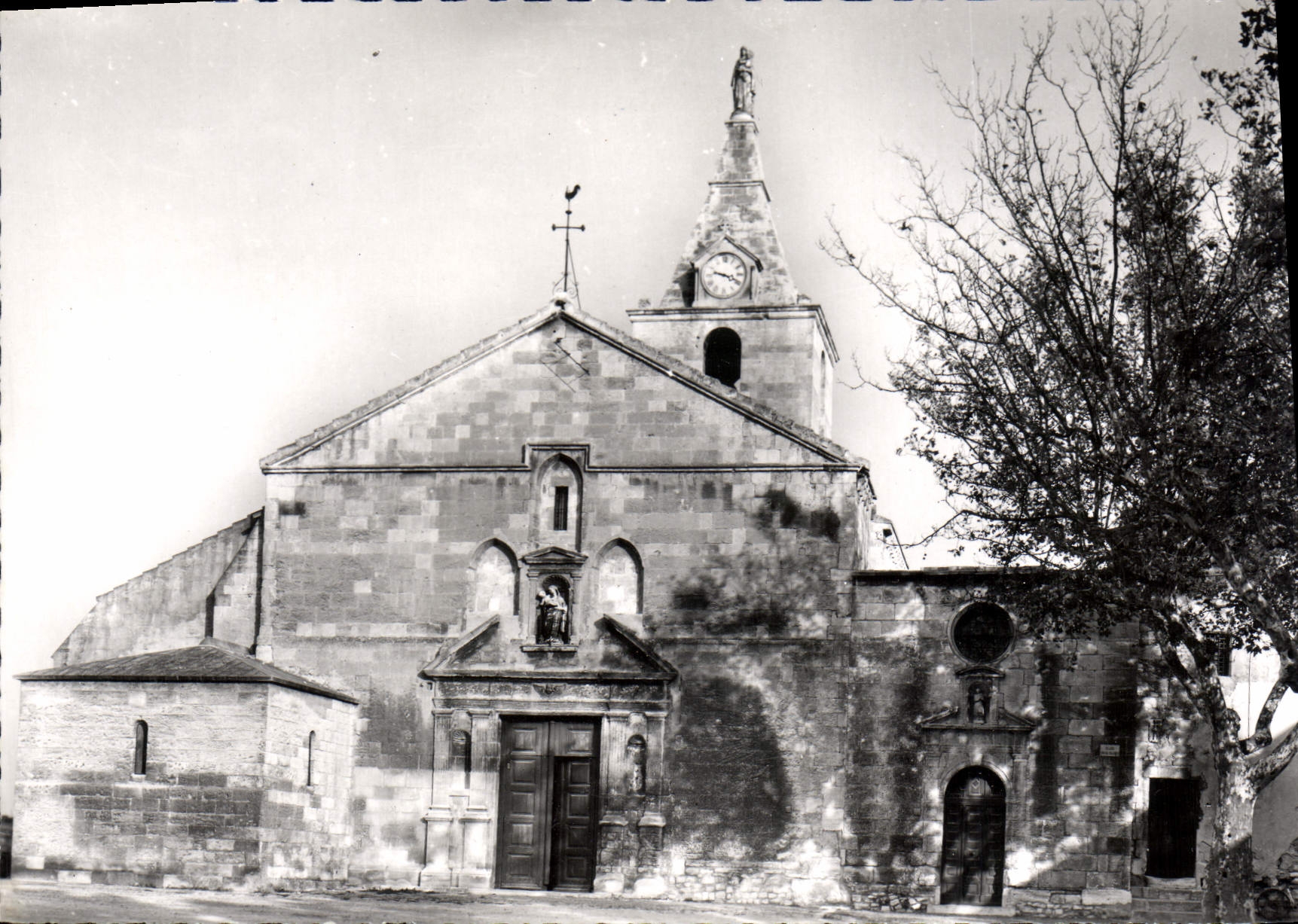 CPM Arles Eglise de la Majore