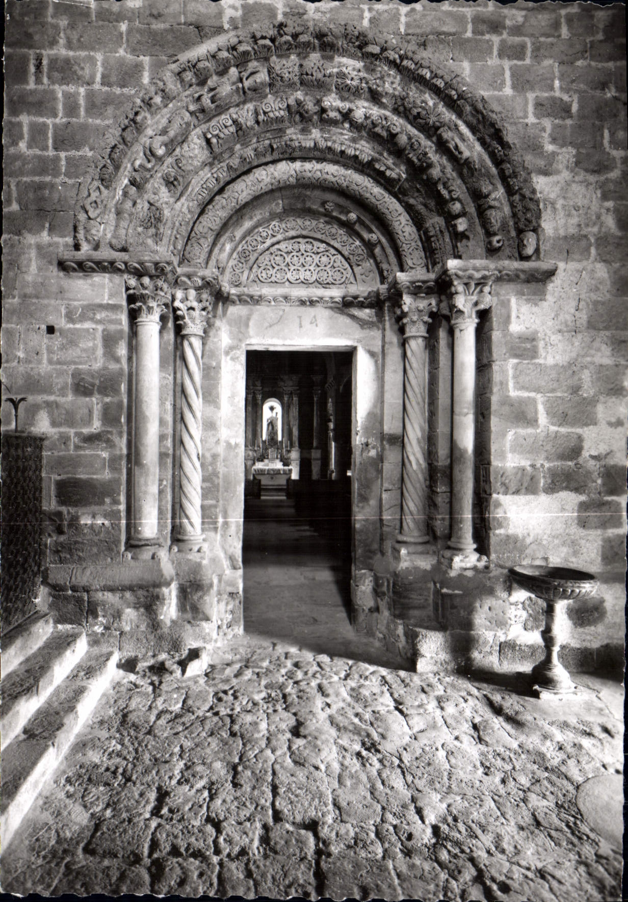 CPM Coustouges Interieur de l'Eglise Romane l'Abside