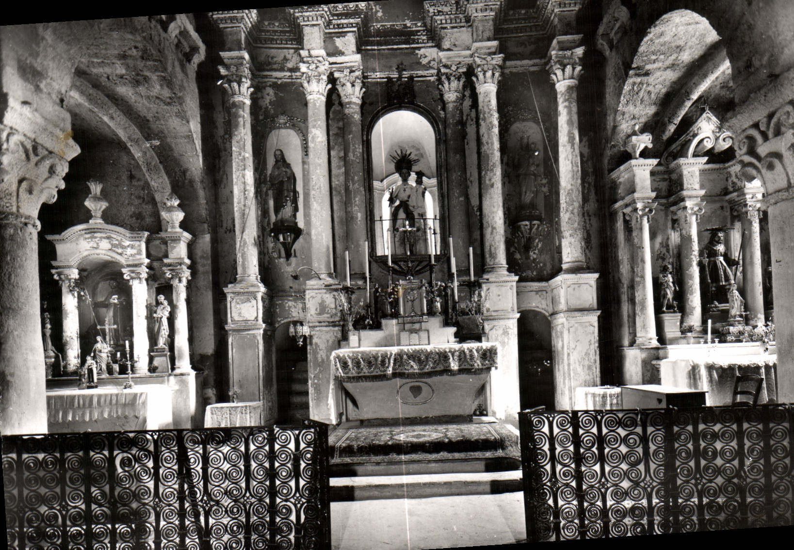CPM Coustouges Interieur de l'Eglise Romane l'Abside
