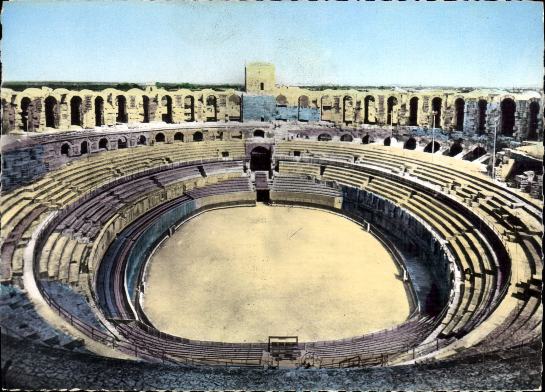 CPM Arles Vue d'ensemble sur l'interieur des Arenes