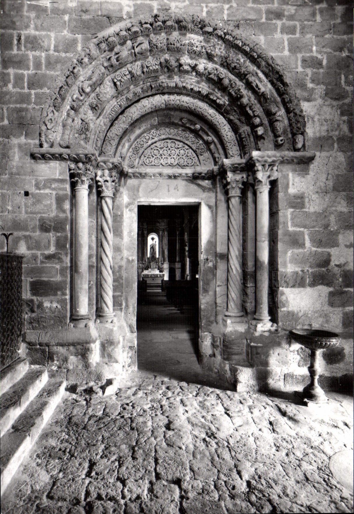 CPM Coustouges Interieur de l'Eglise Romane L'Abside
