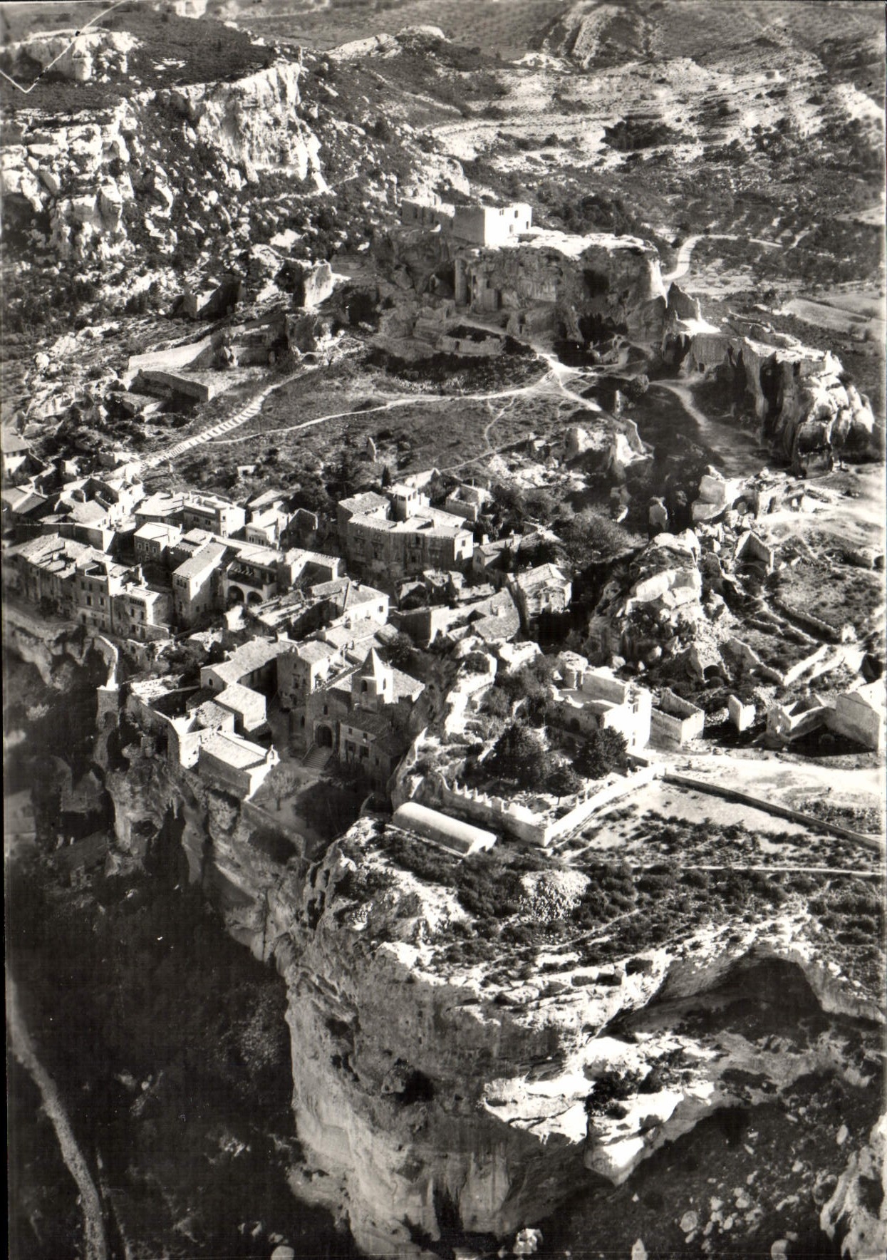 CPM Les Baux De Provence vue Aerienne sur le Rocher et le Village des Baux