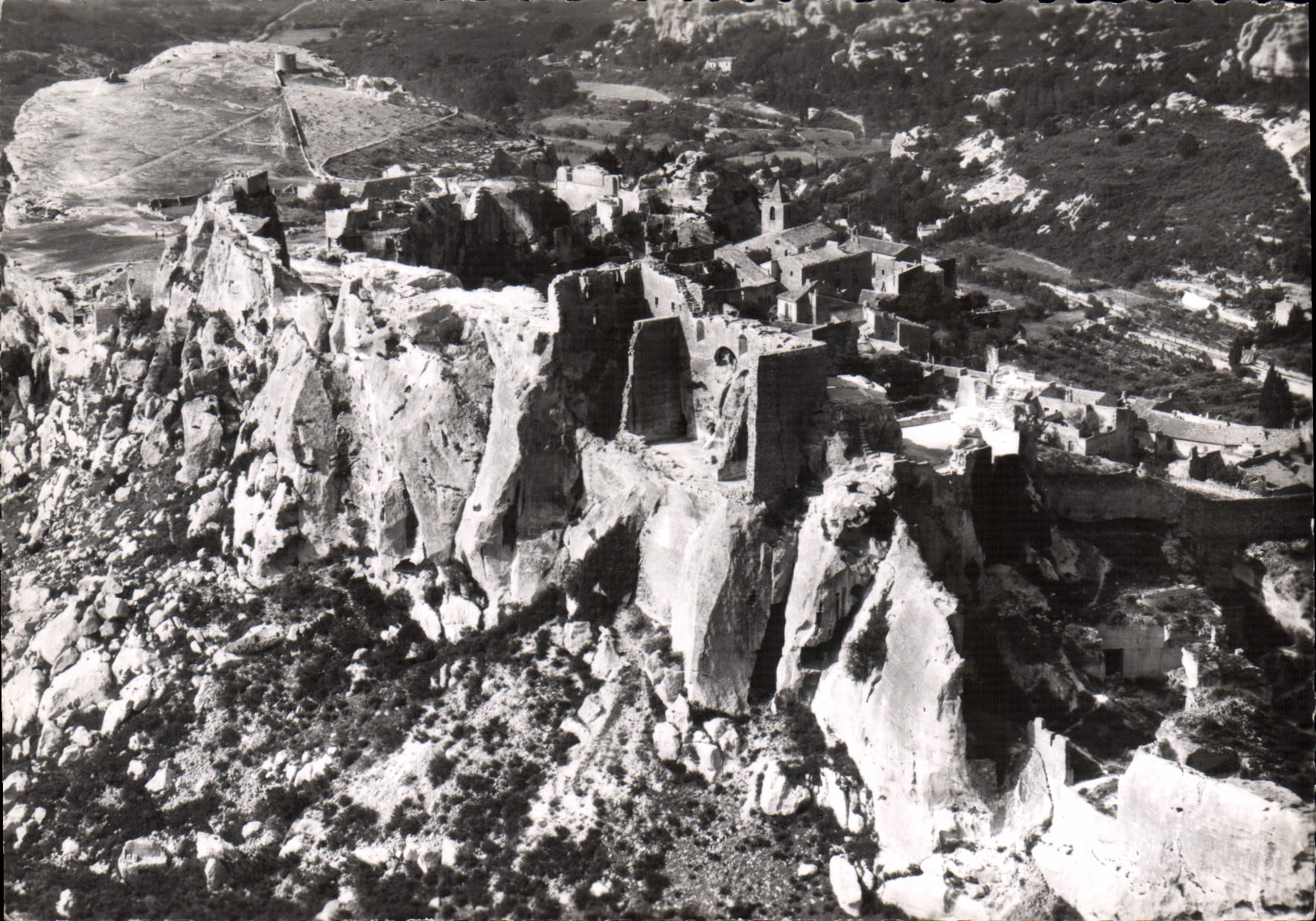 CPM Paysages De Provence Rocher et Village des Baux vue aerienne