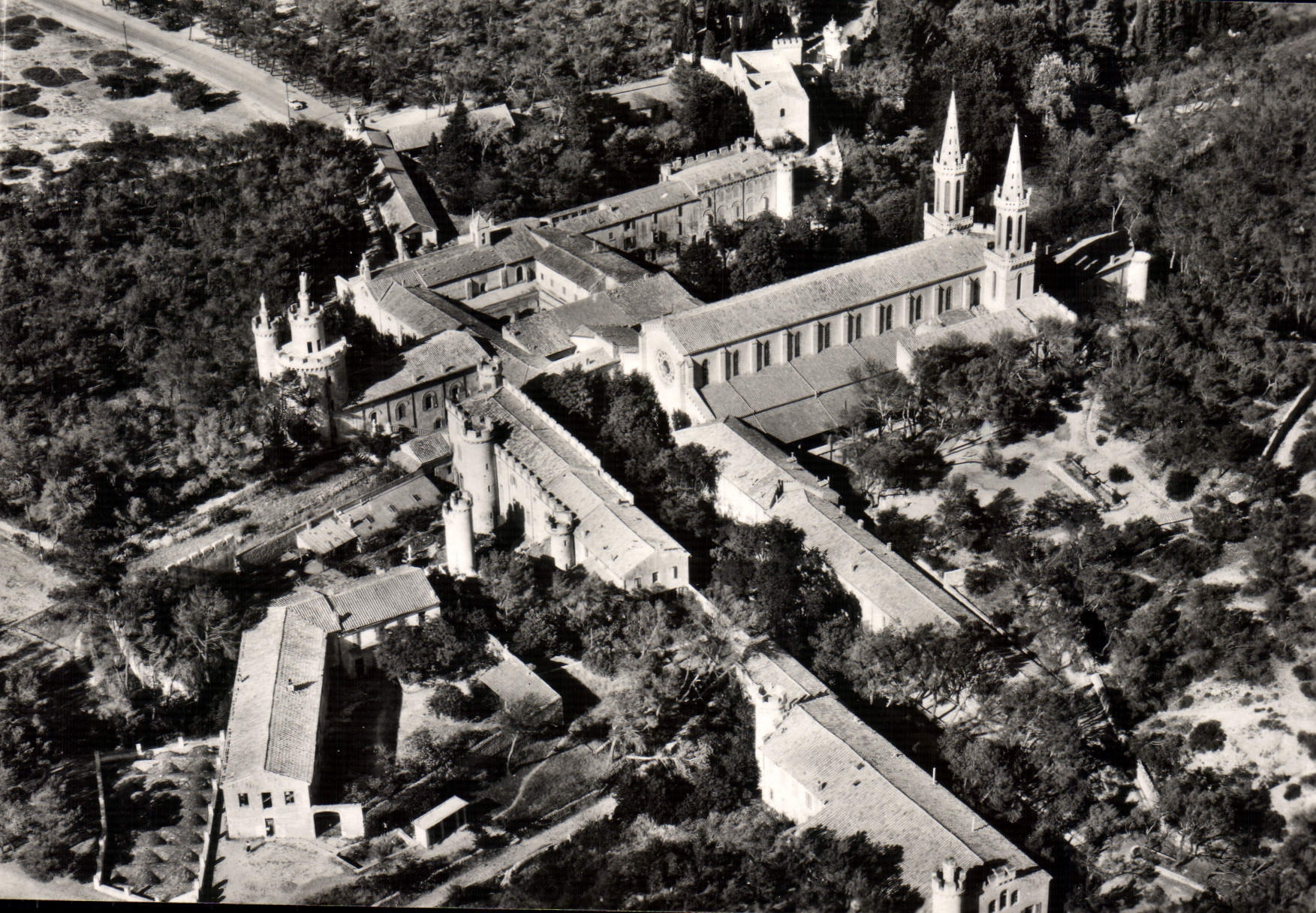 CPM Abbaye Saint Michel De Frigolet Tarascon Vue Aerienne