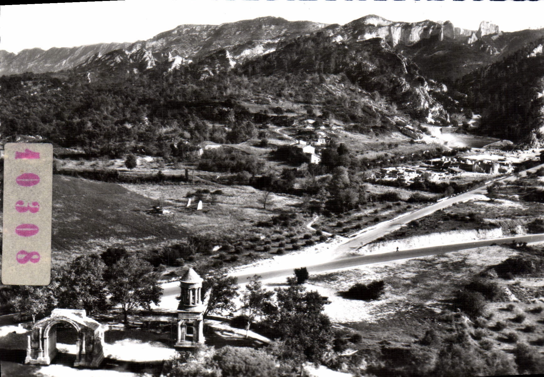 CPM Paysages De Provence Route se Saint Remy Aux Baux Le Mausolee