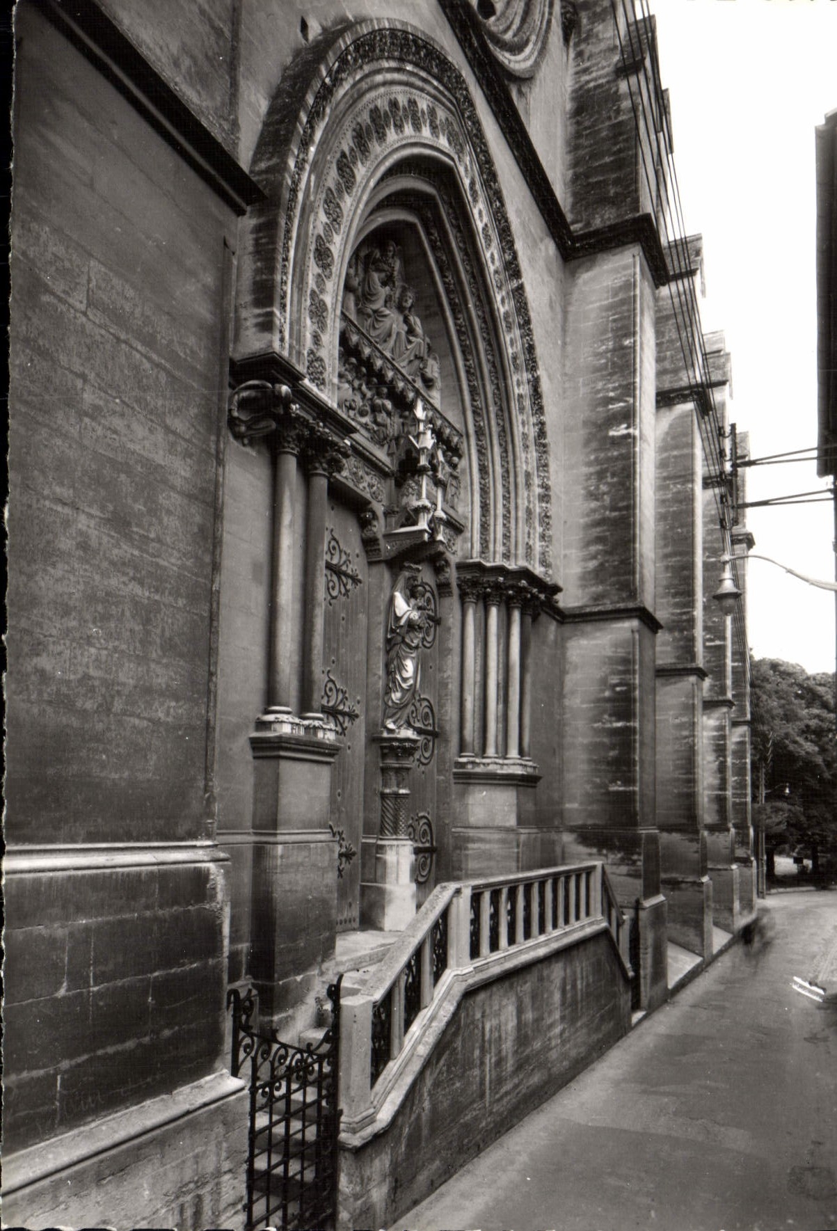 CPM Montpellier Porte Laterale de la Cathedrale