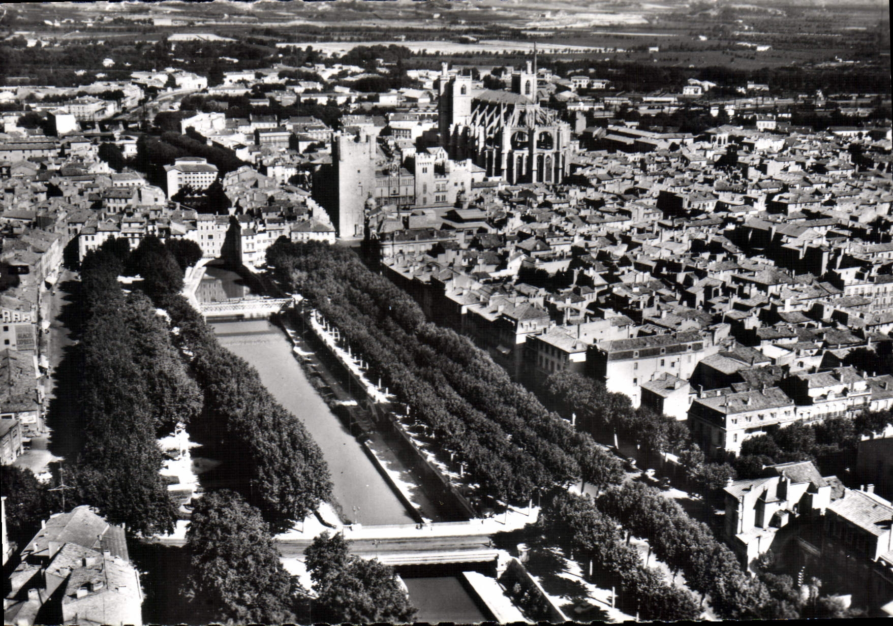 CPM Narbonne Vue aerienne sur le Centre de la Ville La Cathedrale St Just et les Ponts du Canal de l