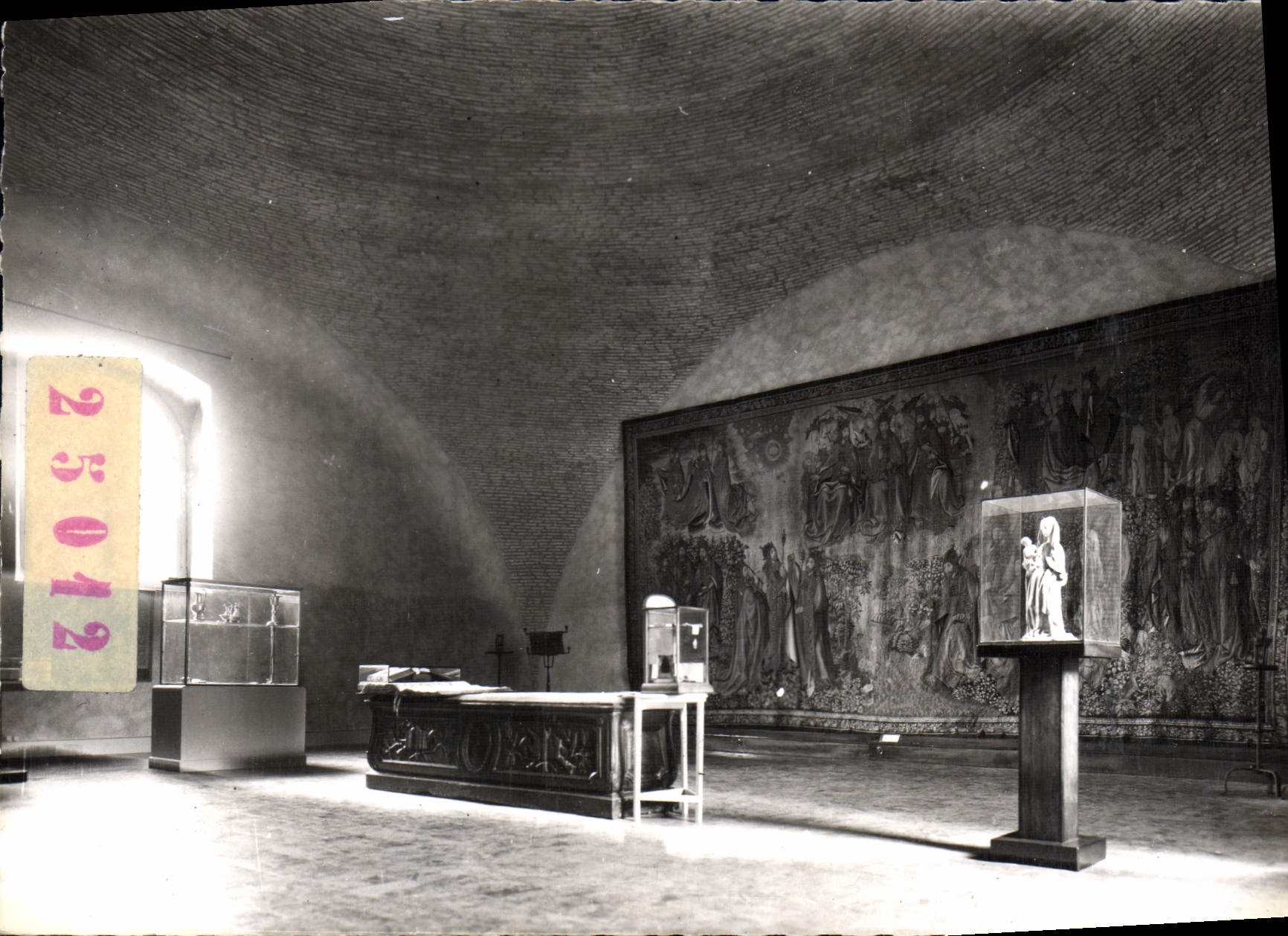 CPM Narbonne La Salle du Tresor avec tapisserie fils or et argent du XVIe Siecle