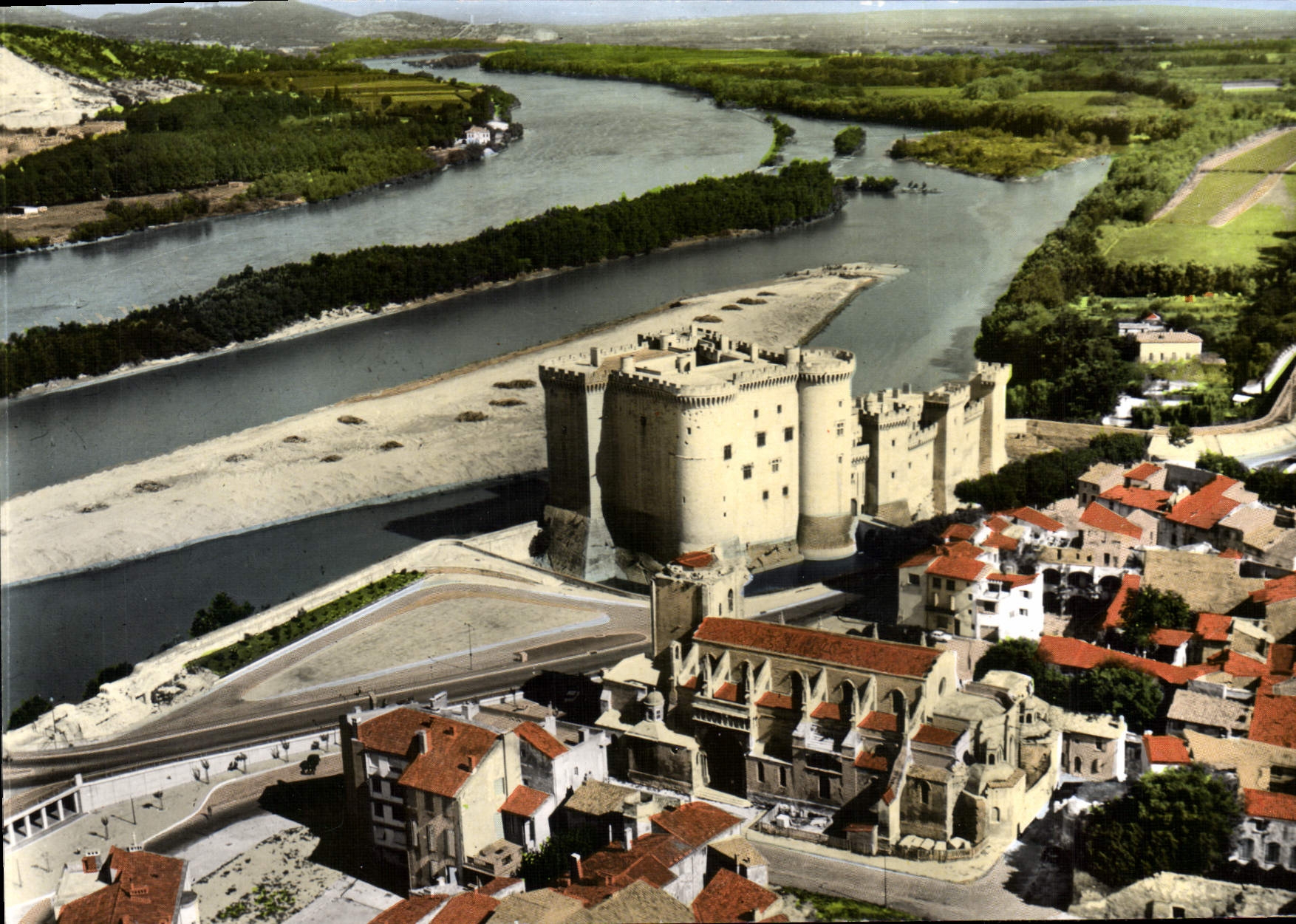 CPM Tarascon Vue Aerienne sur le Chateau du Roy Rene et le Rhone