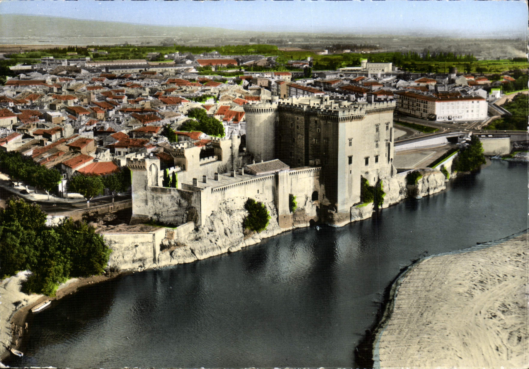 CPM Tarascon Le Chateau du Roy Rene et la Ville